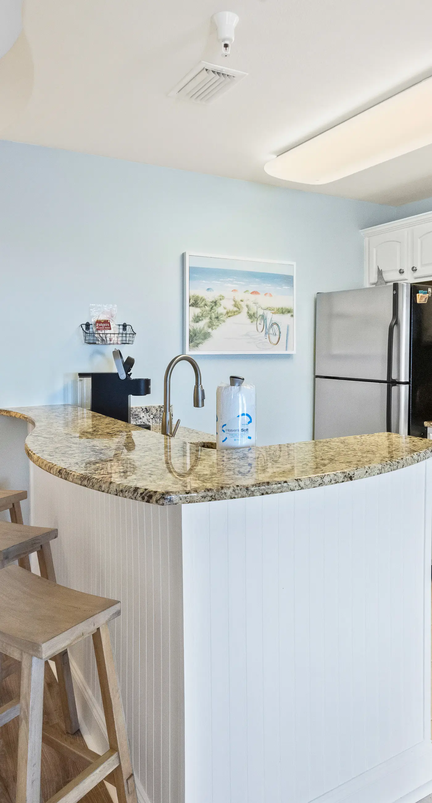 Newly renovated fourth-floor studio w/spectacular views, shared hot tub, & pool