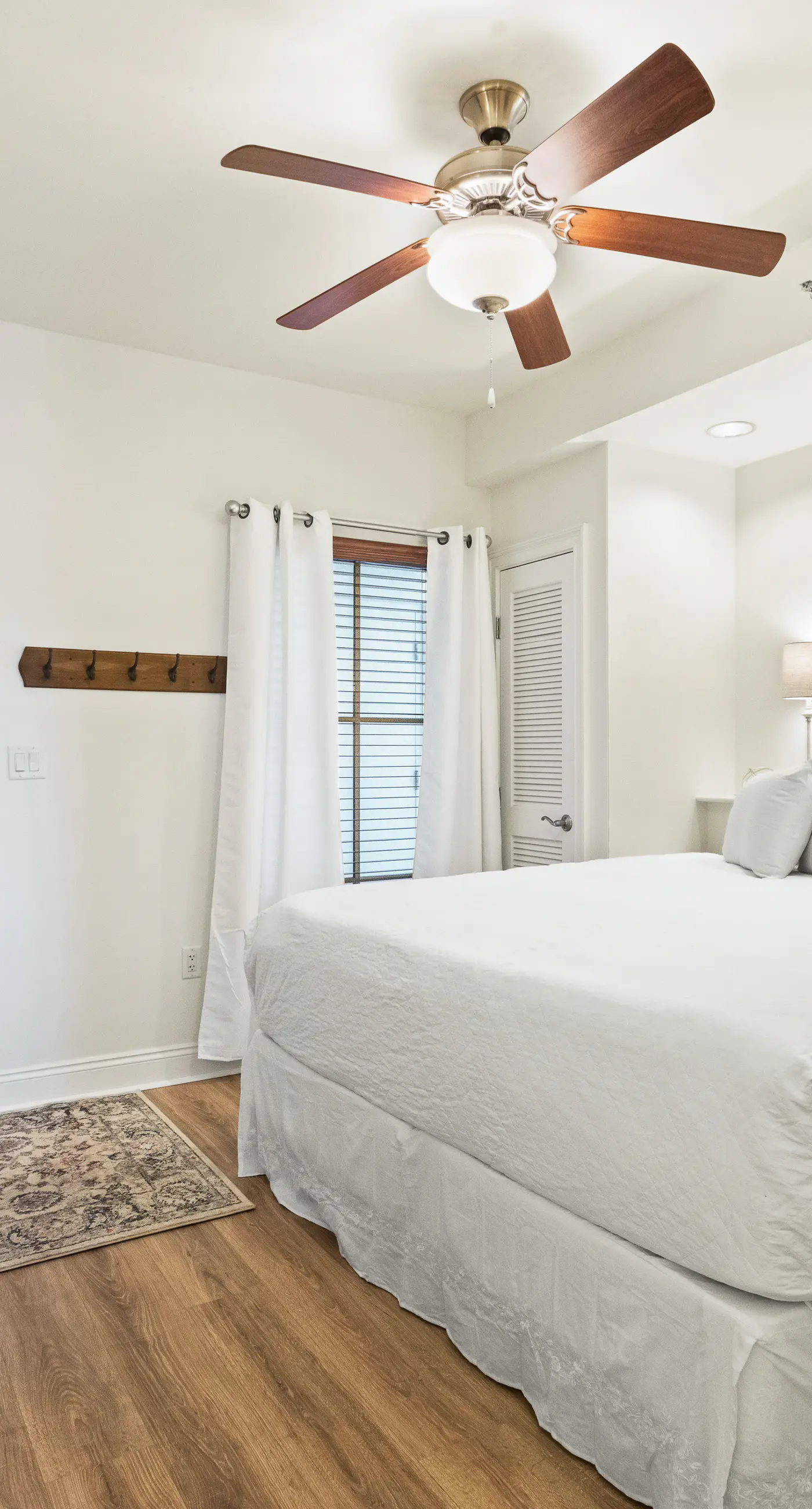 Newly renovated fourth-floor studio w/spectacular views, shared hot tub, & pool