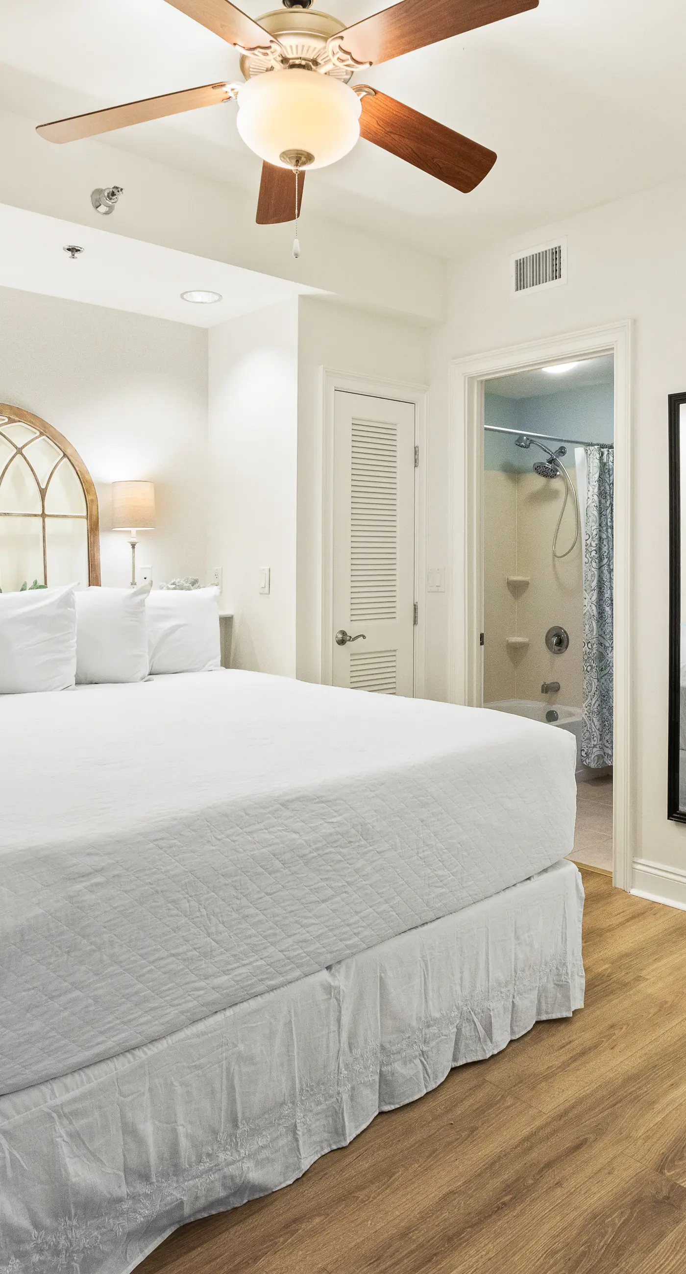 Newly renovated fourth-floor studio w/spectacular views, shared hot tub, & pool
