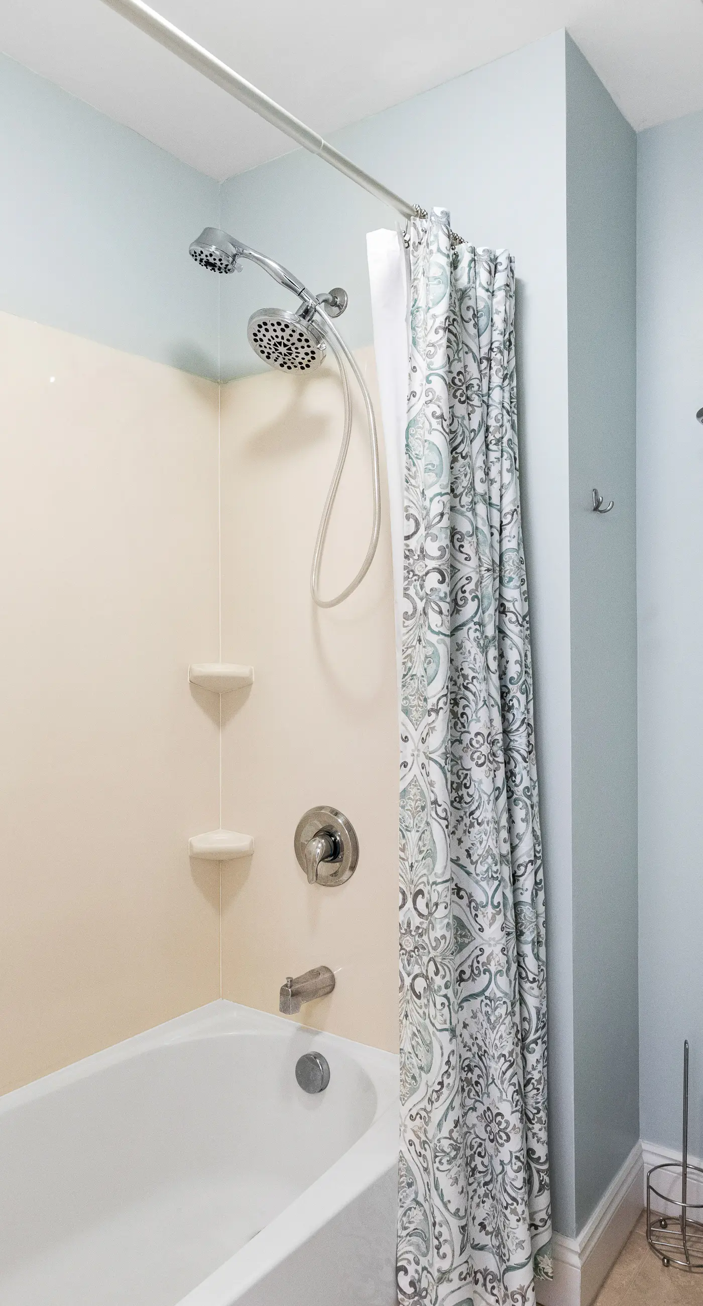 Newly renovated fourth-floor studio w/spectacular views, shared hot tub, & pool