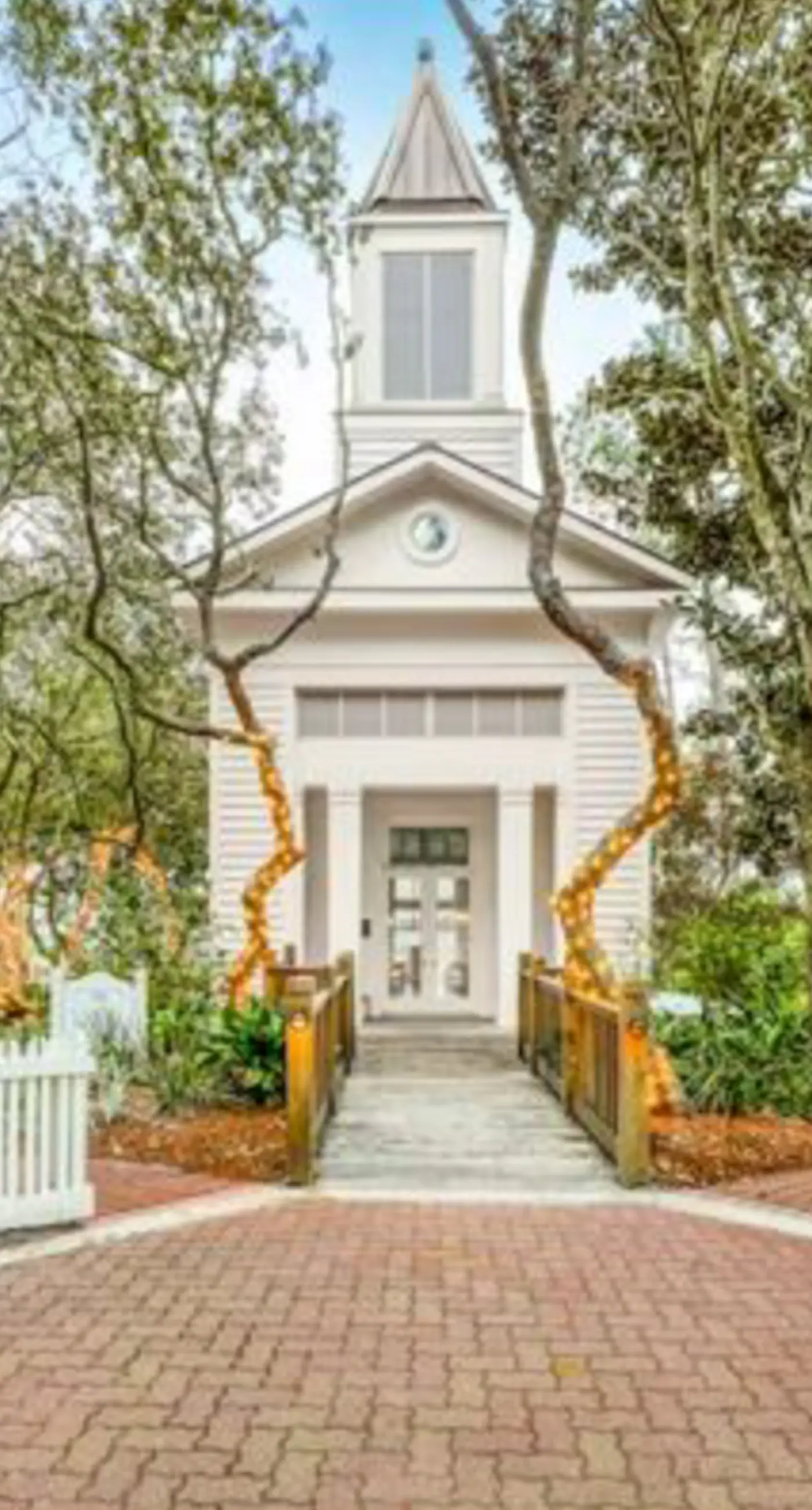Newly renovated fourth-floor studio w/spectacular views, shared hot tub, & pool