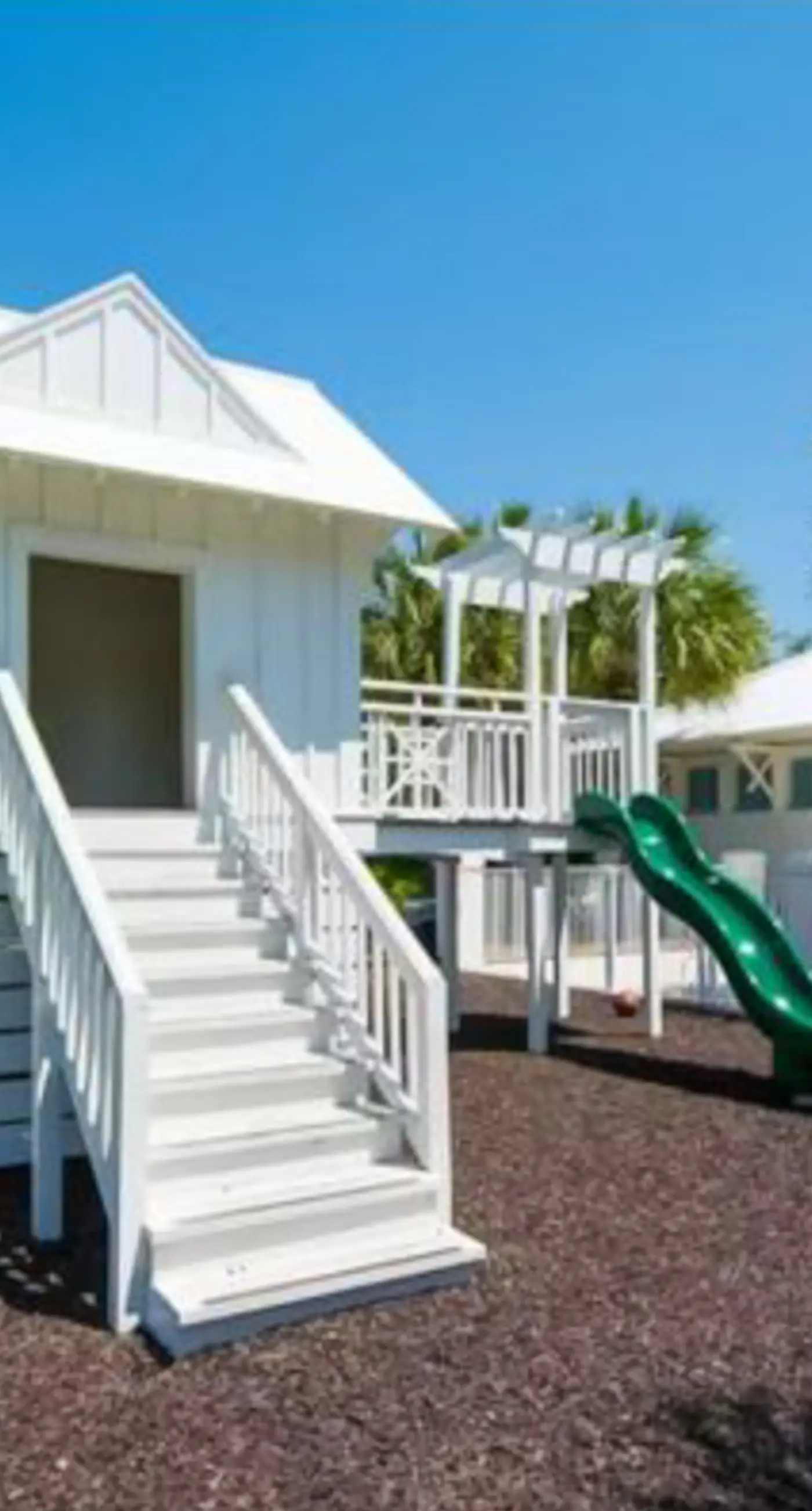Newly renovated fourth-floor studio w/spectacular views, shared hot tub, & pool