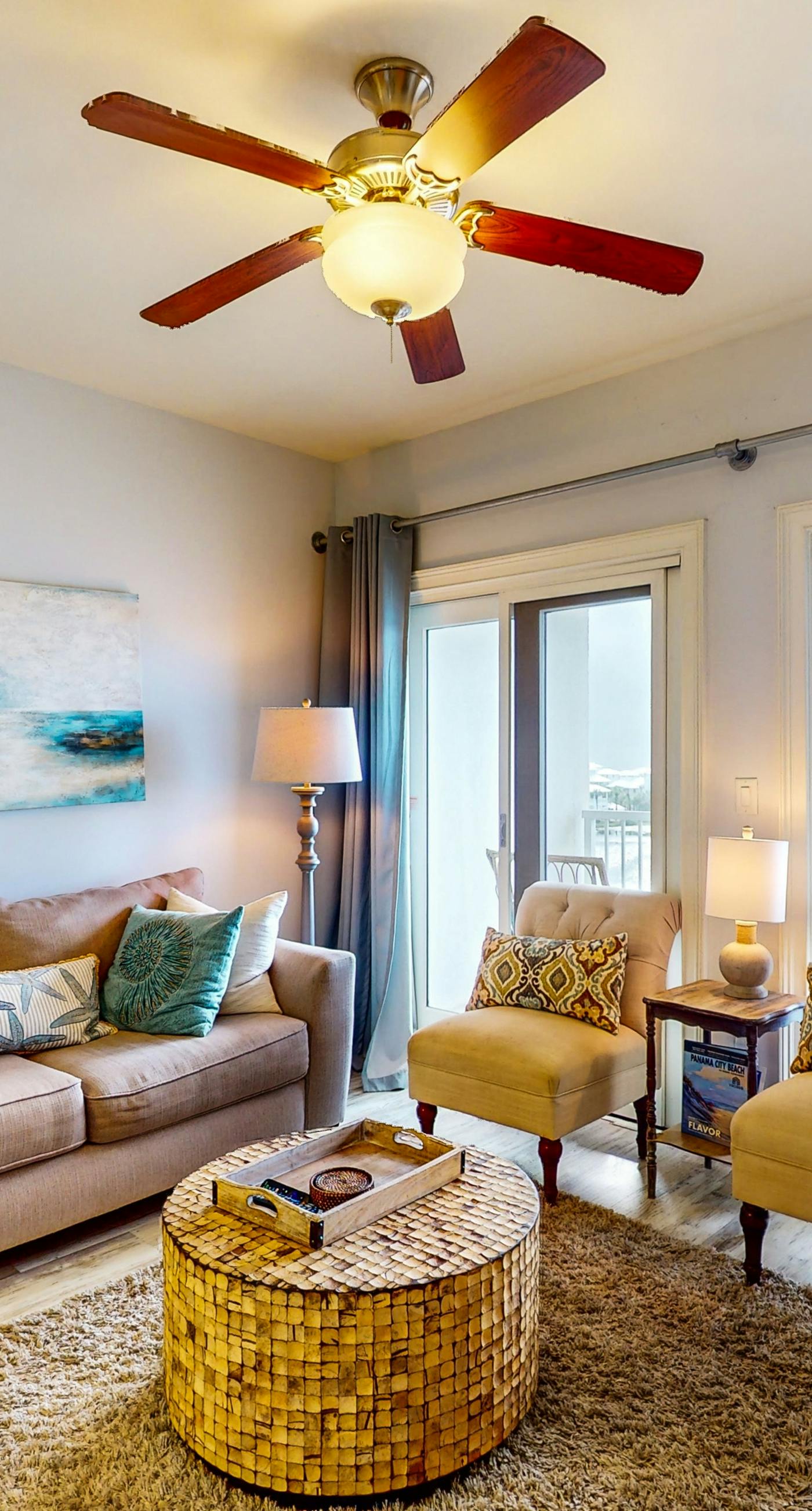 Pretty snowbird condo w/ lake views, free WiFi, and full kitchen