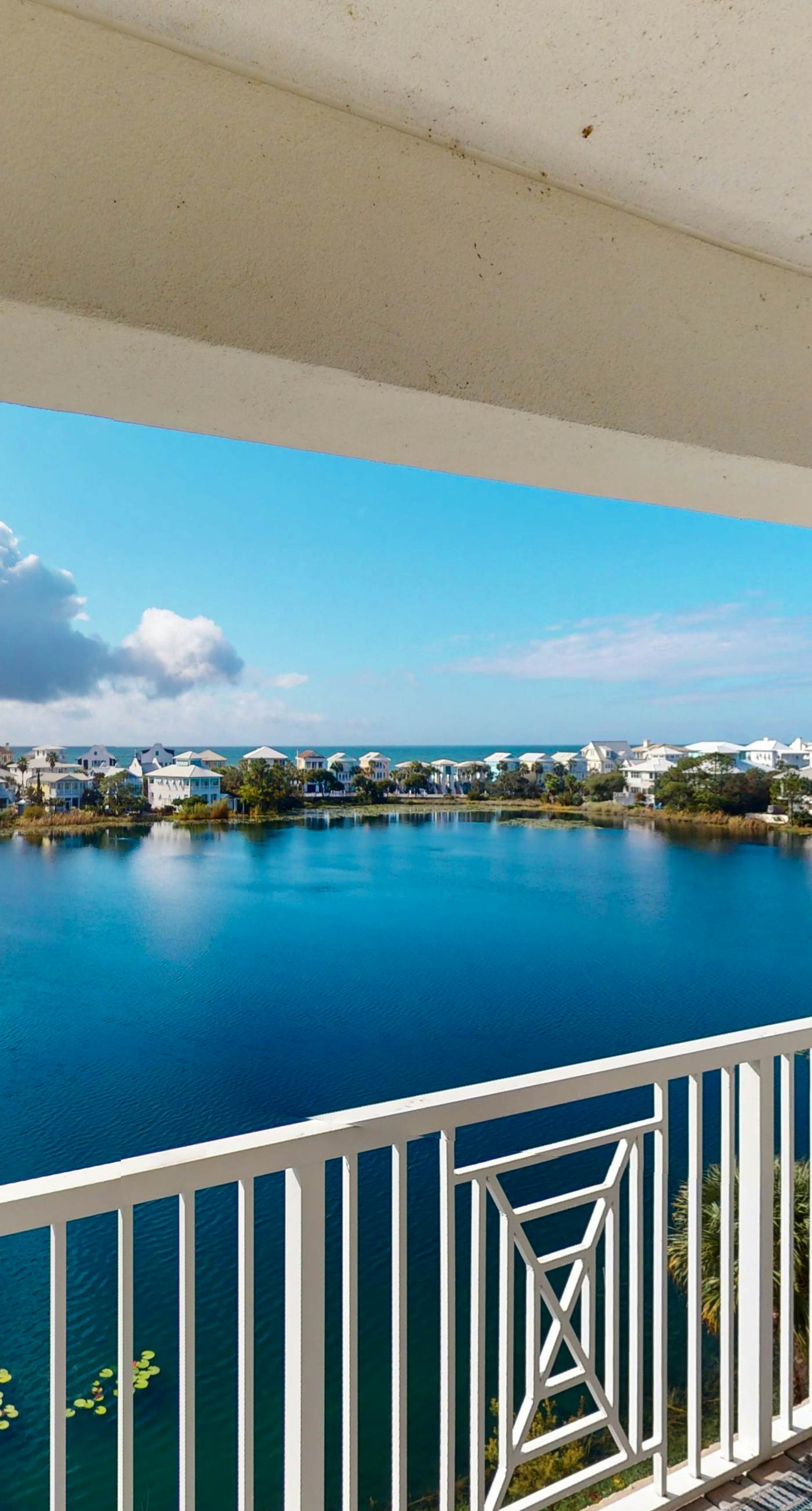 Pretty snowbird condo w/ lake views, free WiFi, and full kitchen