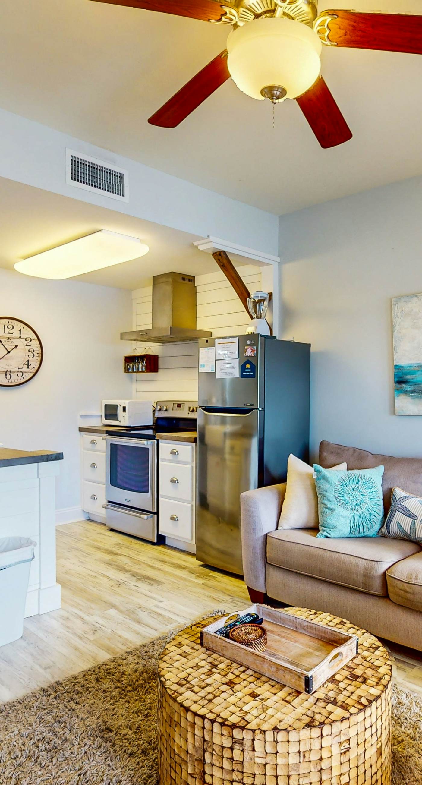 Pretty snowbird condo w/ lake views, free WiFi, and full kitchen