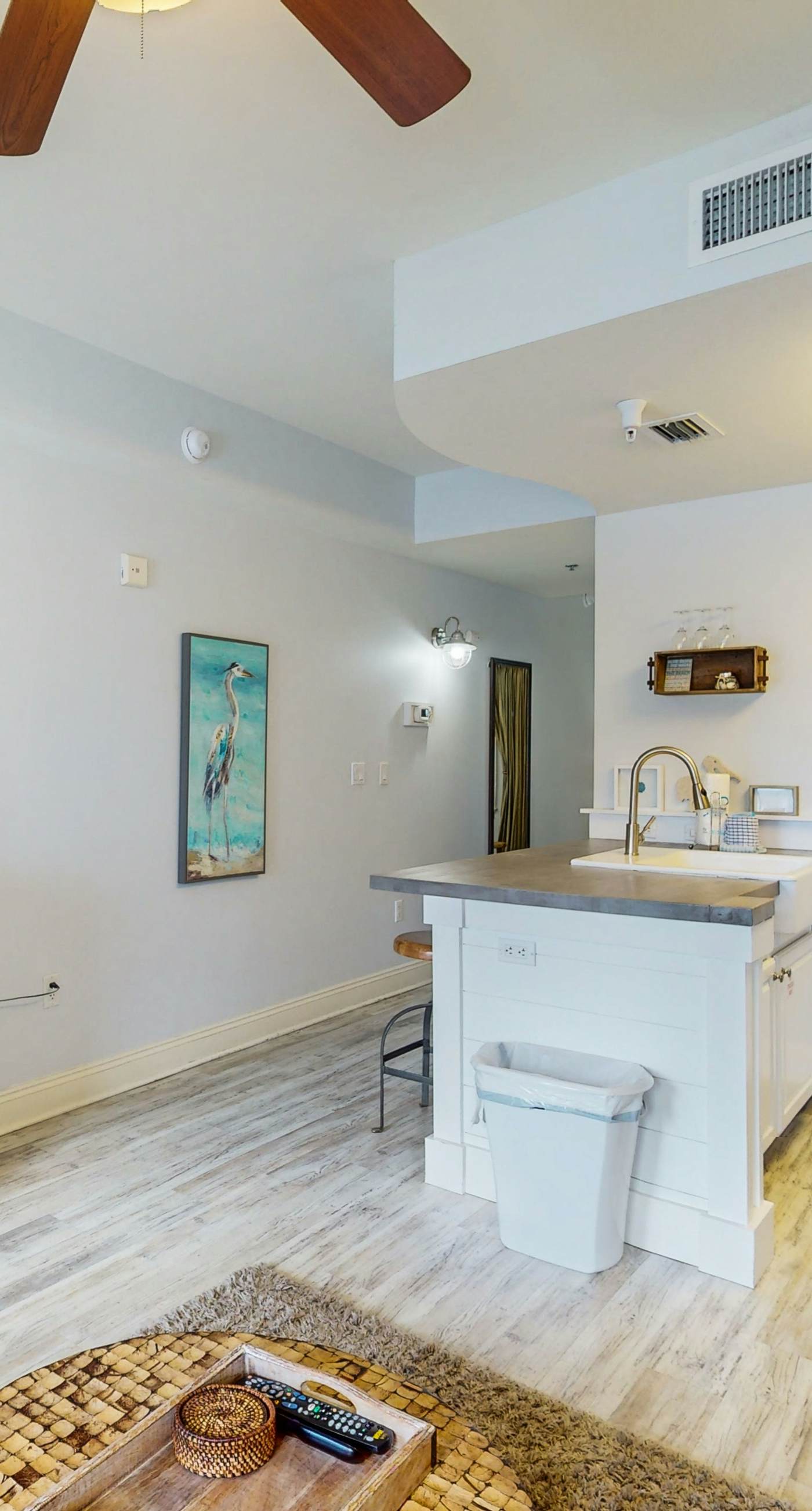 Pretty snowbird condo w/ lake views, free WiFi, and full kitchen