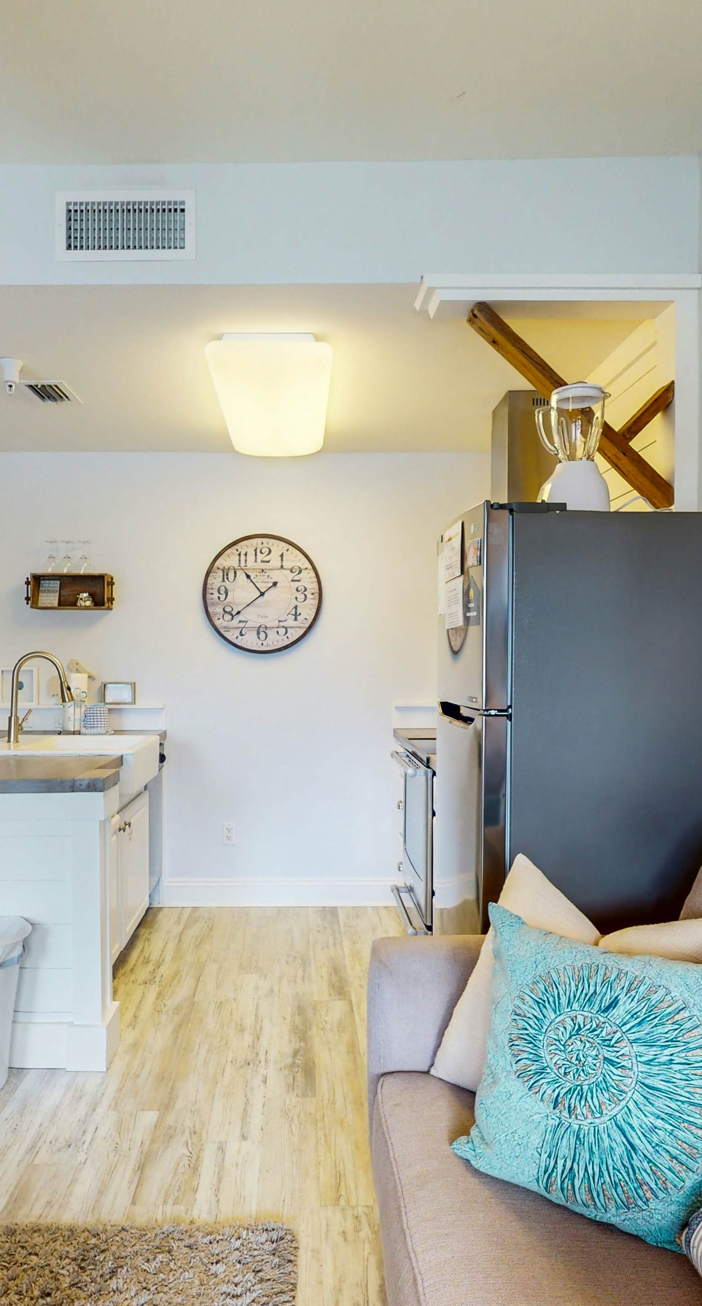 Pretty snowbird condo w/ lake views, free WiFi, and full kitchen