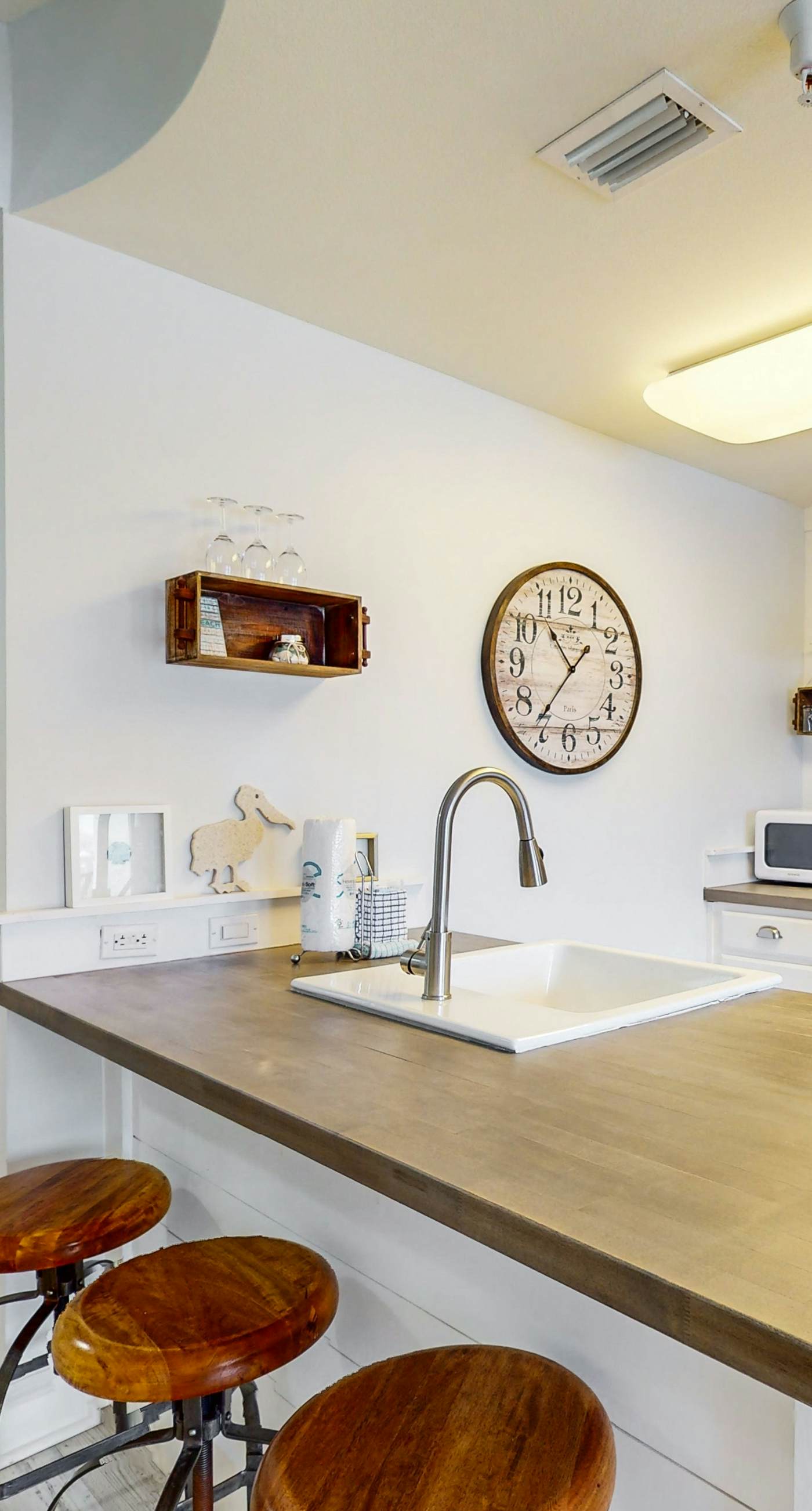 Pretty snowbird condo w/ lake views, free WiFi, and full kitchen