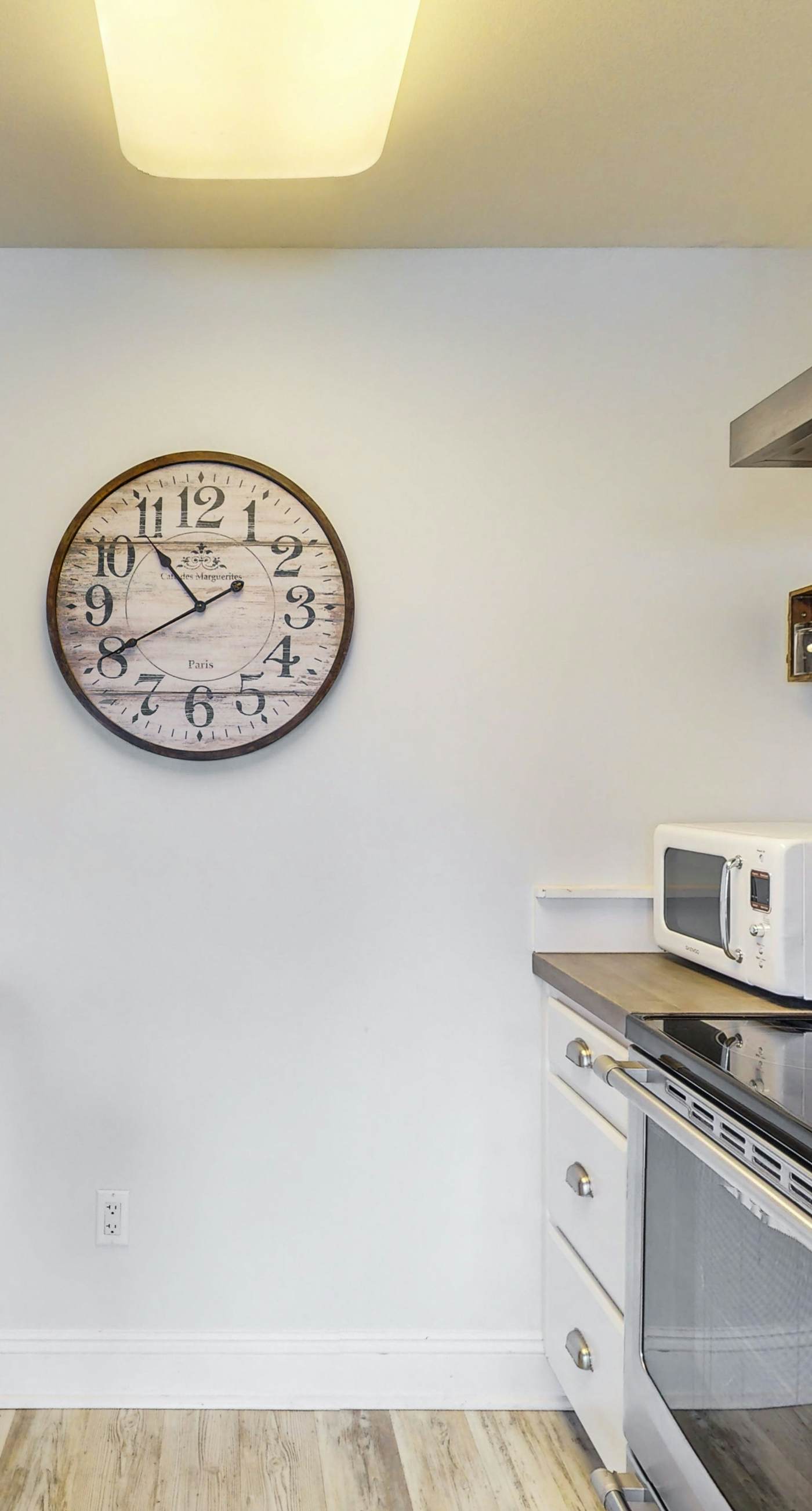 Pretty snowbird condo w/ lake views, free WiFi, and full kitchen