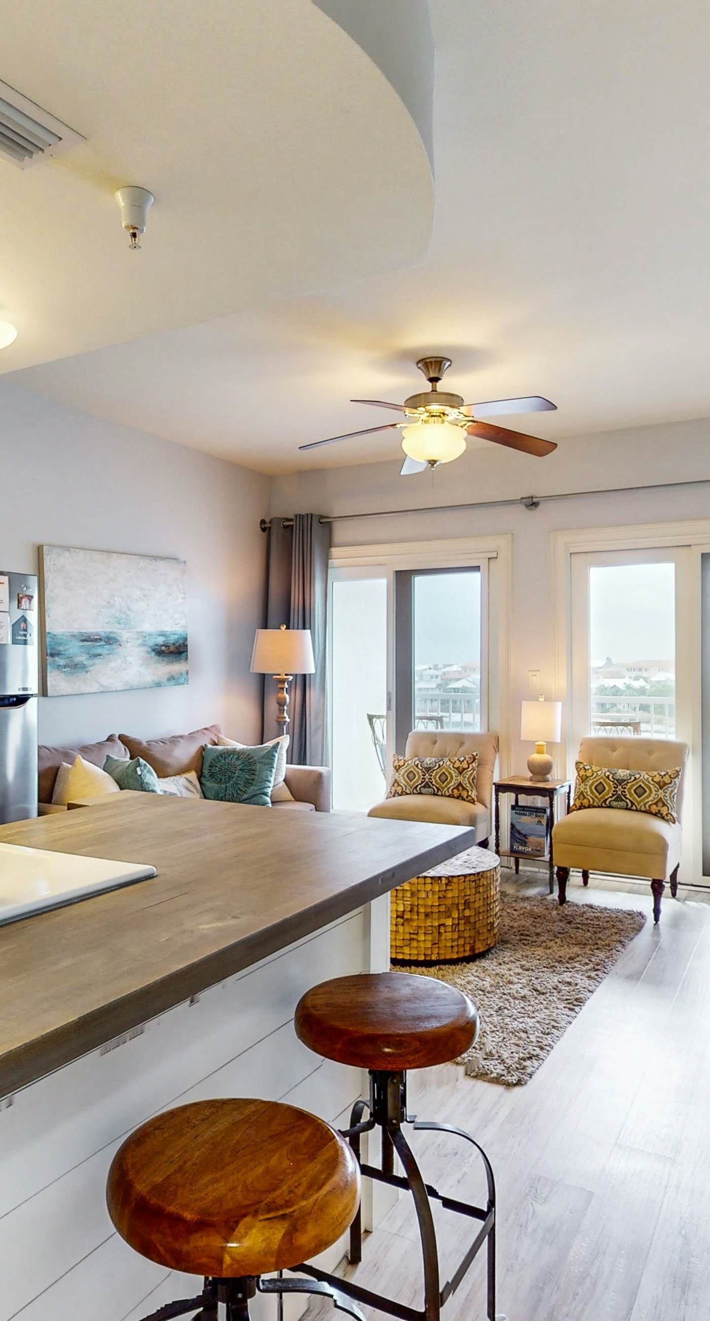 Pretty snowbird condo w/ lake views, free WiFi, and full kitchen