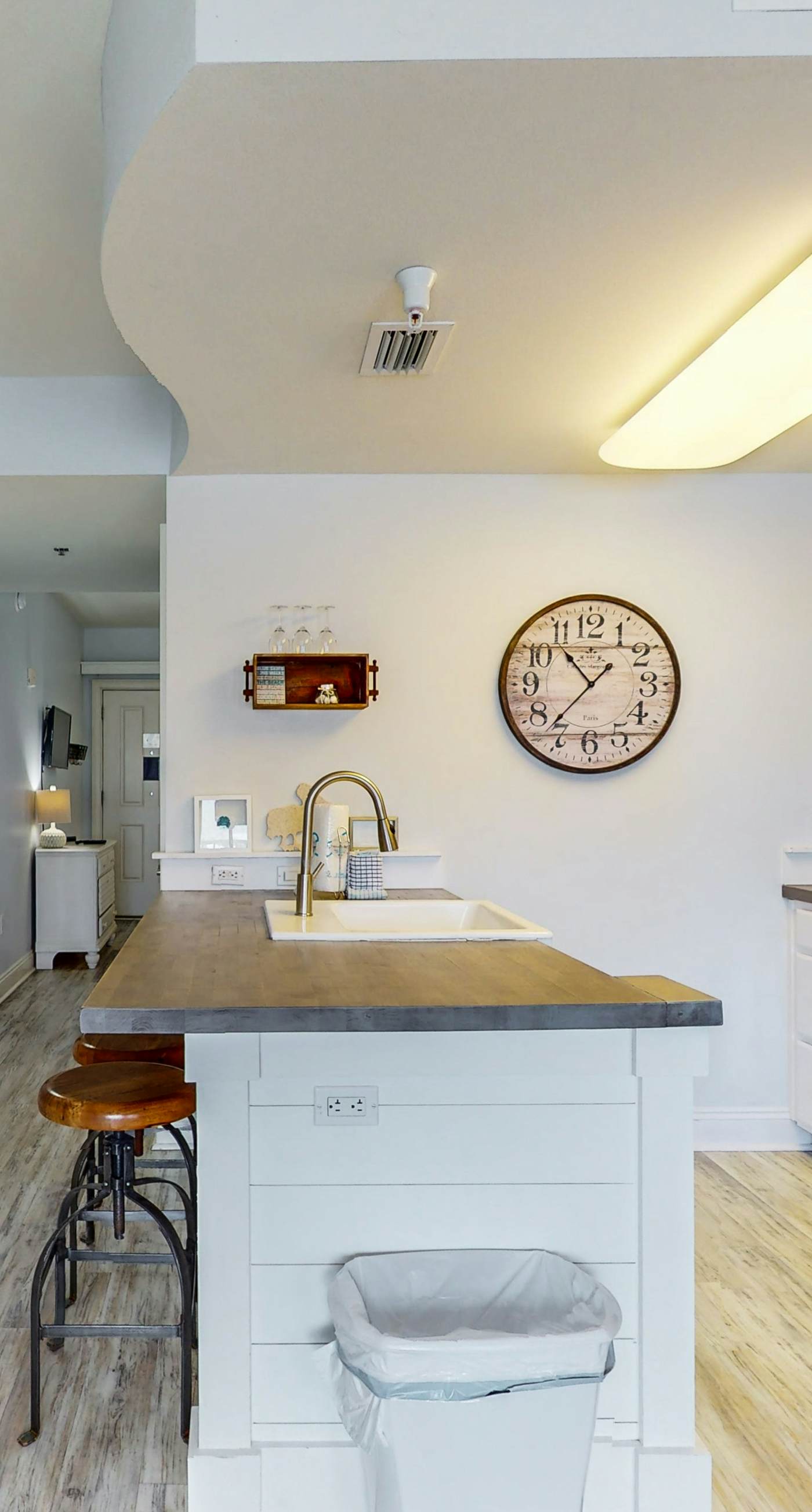 Pretty snowbird condo w/ lake views, free WiFi, and full kitchen