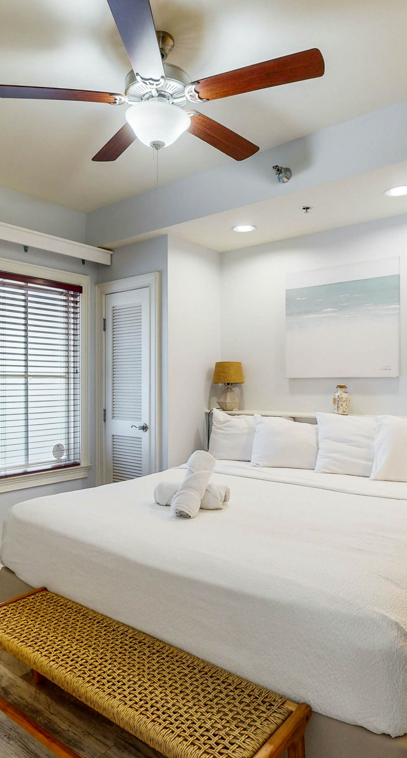 Pretty snowbird condo w/ lake views, free WiFi, and full kitchen