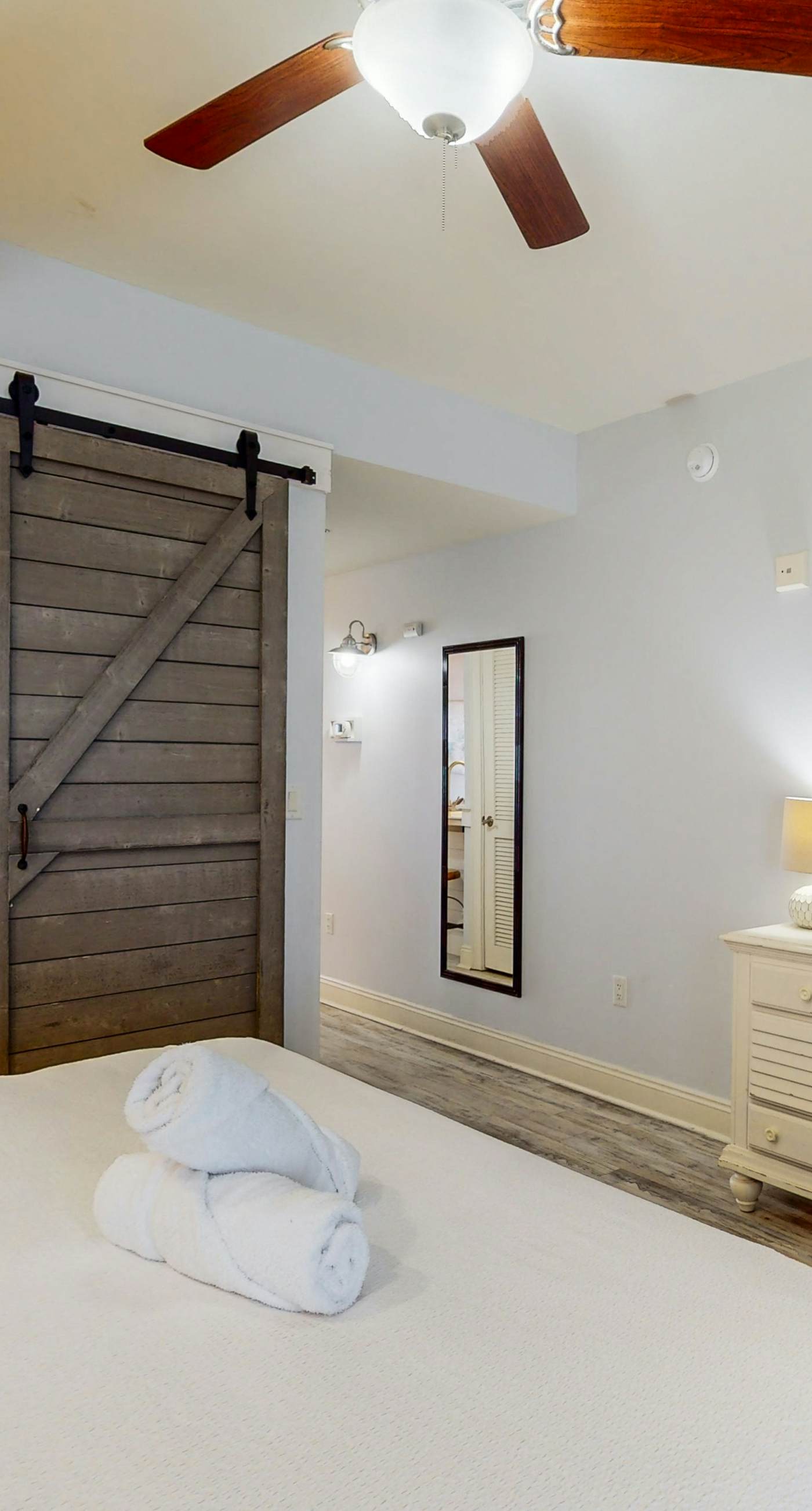 Pretty snowbird condo w/ lake views, free WiFi, and full kitchen