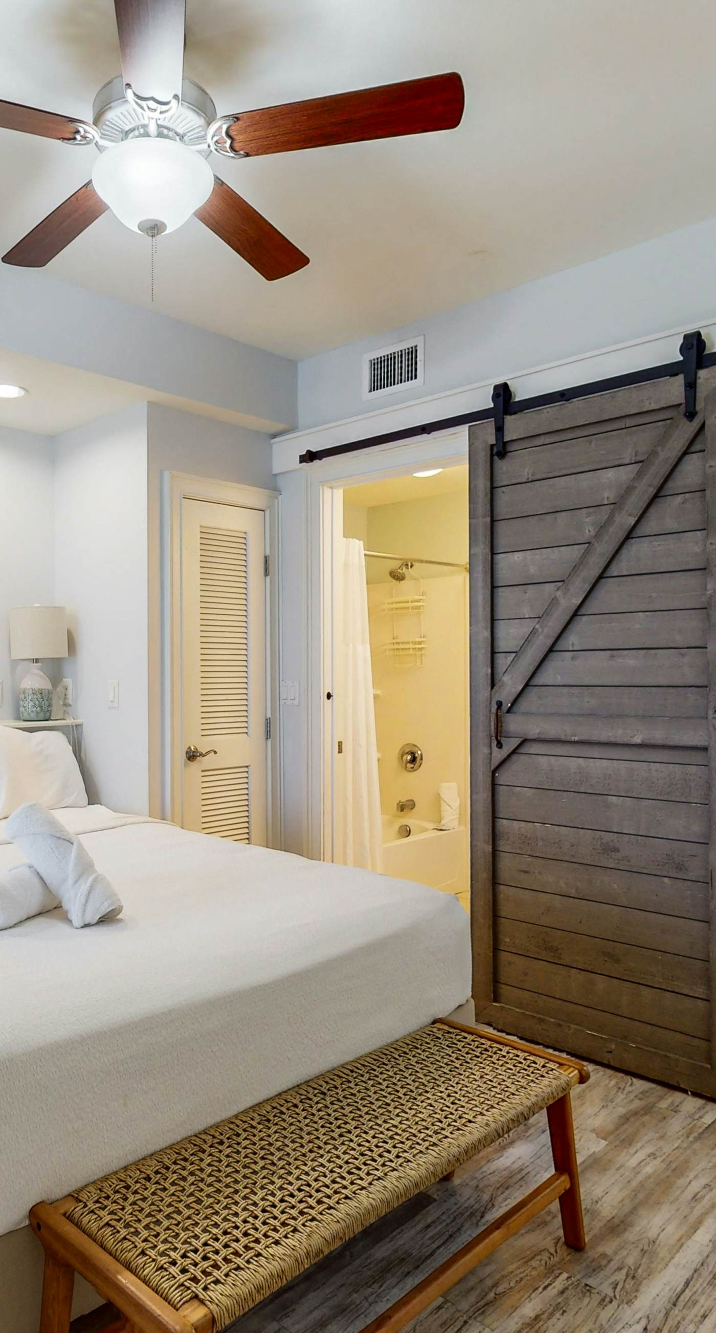 Pretty snowbird condo w/ lake views, free WiFi, and full kitchen