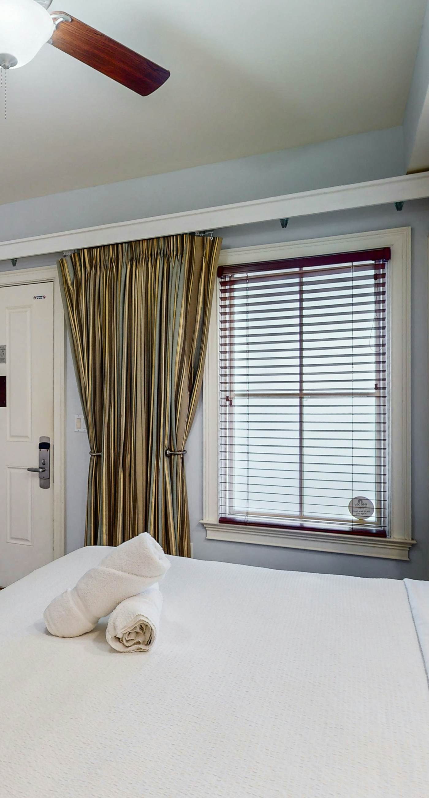 Pretty snowbird condo w/ lake views, free WiFi, and full kitchen