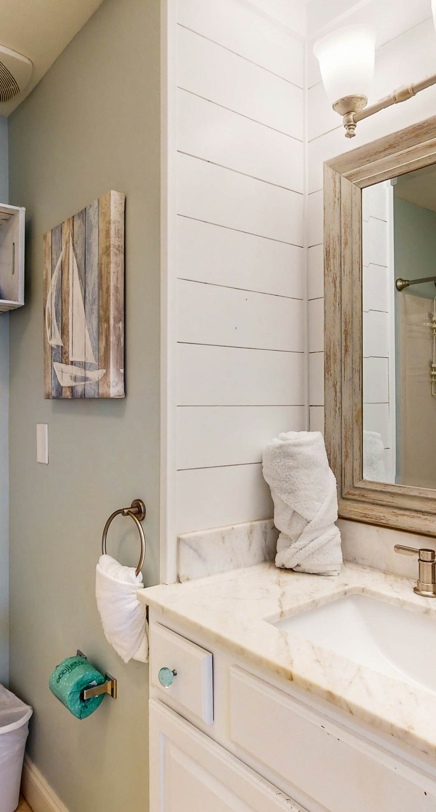 Pretty snowbird condo w/ lake views, free WiFi, and full kitchen