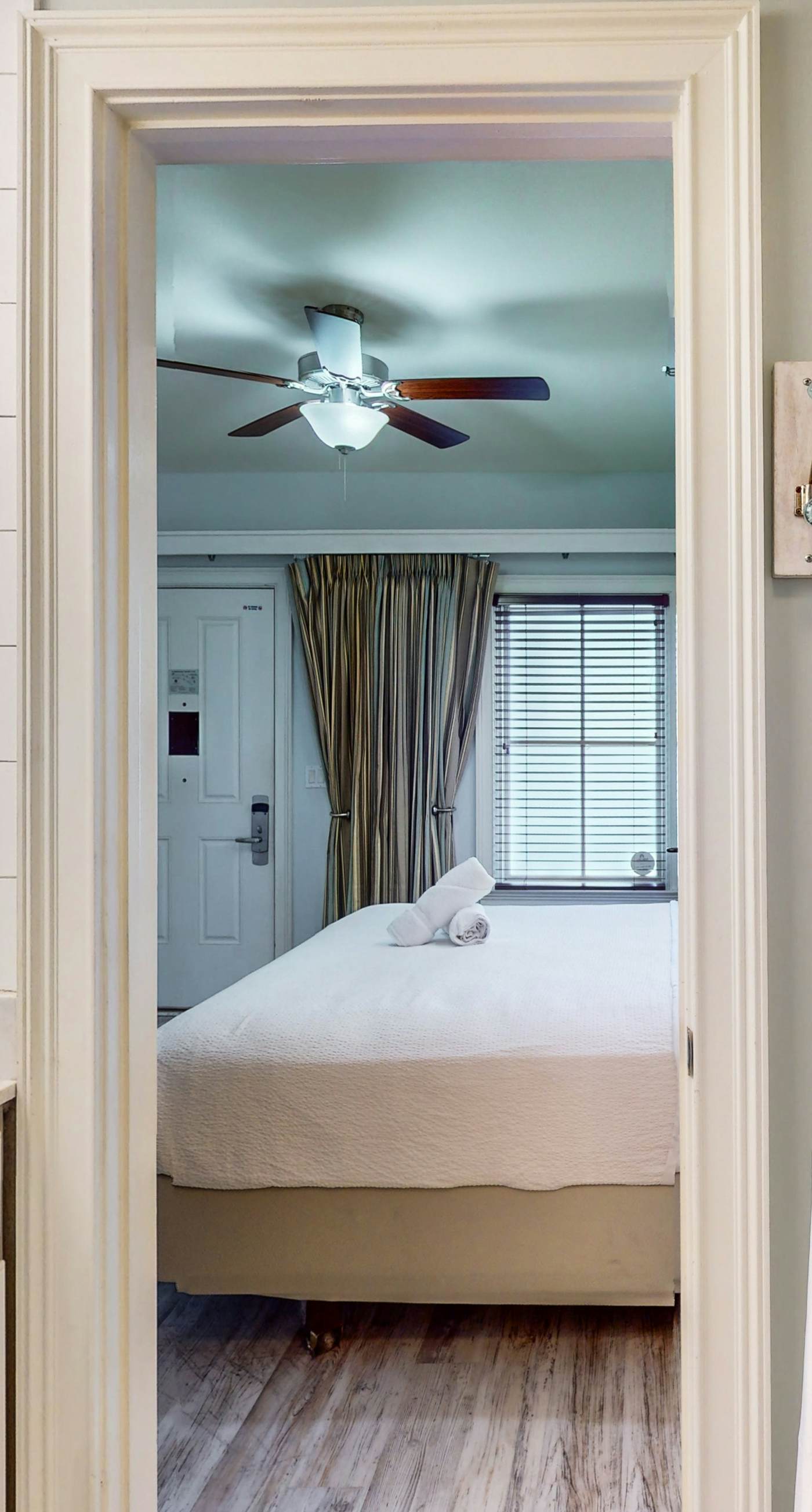 Pretty snowbird condo w/ lake views, free WiFi, and full kitchen