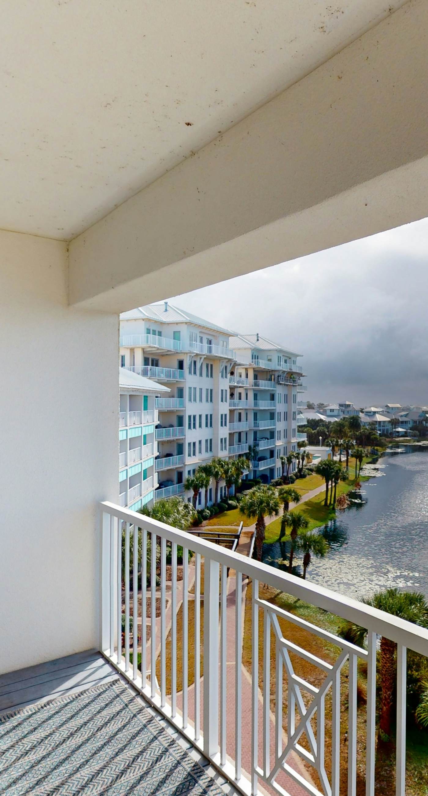 Pretty snowbird condo w/ lake views, free WiFi, and full kitchen