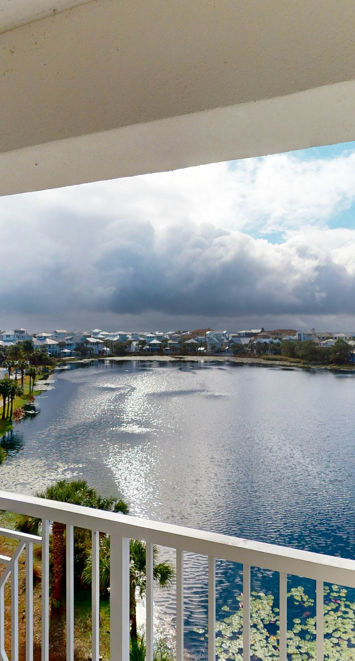 Pretty snowbird condo w/ lake views, free WiFi, and full kitchen