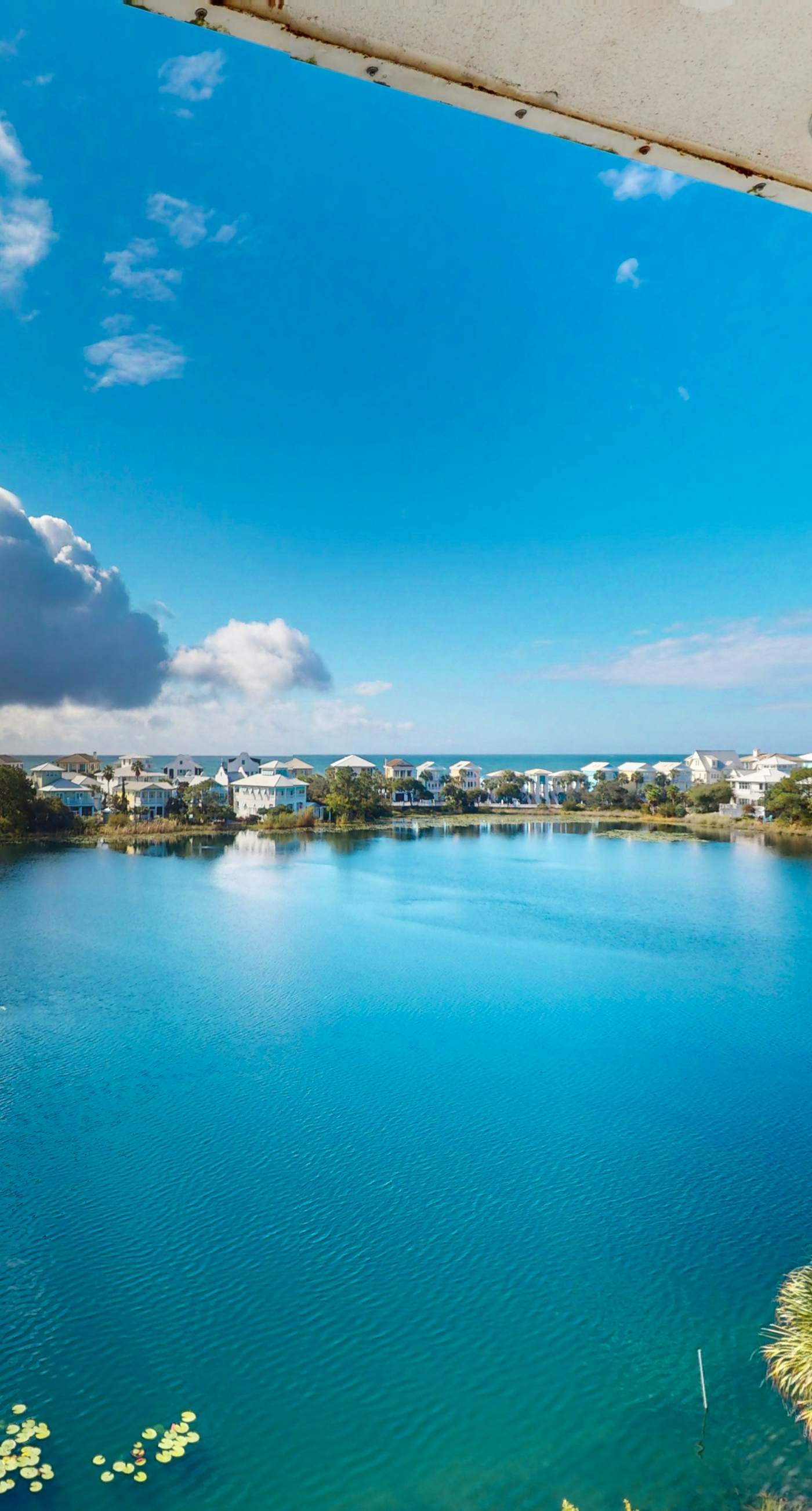 Pretty snowbird condo w lake views, free WiFi, and full kitchen