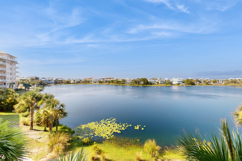 Boutique studio walking distance to the Gulf- resort pools & amenities