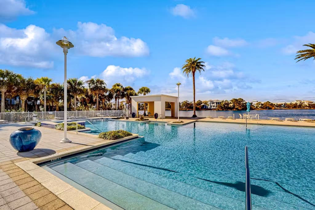 Boutique studio walking distance to the Gulf- resort pools & amenities