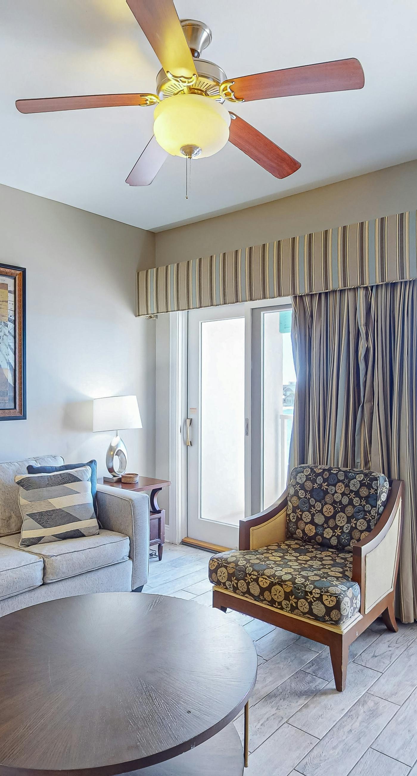 Gorgeous & cozy waterfront efficiency w/ shared pools, hot tubs, & beach access