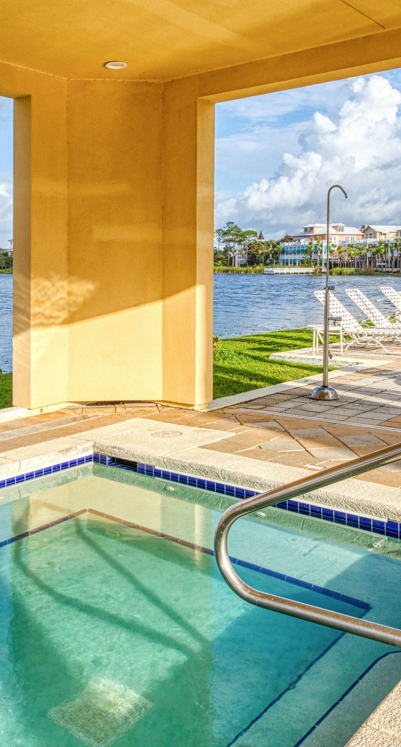 Gorgeous & cozy waterfront efficiency w/ shared pools, hot tubs, & beach access