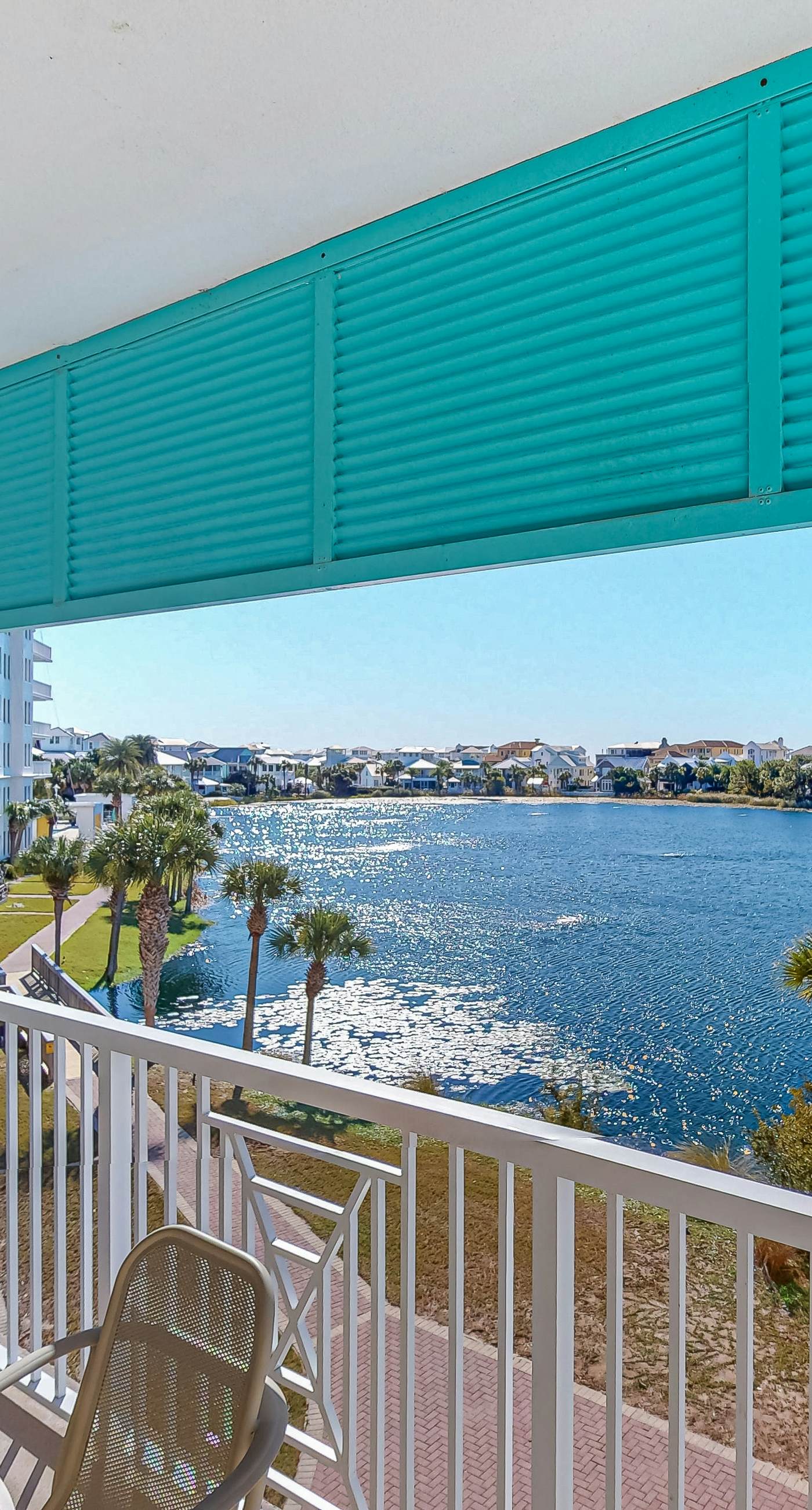 Gorgeous & cozy waterfront efficiency w/ shared pools, hot tubs, & beach access