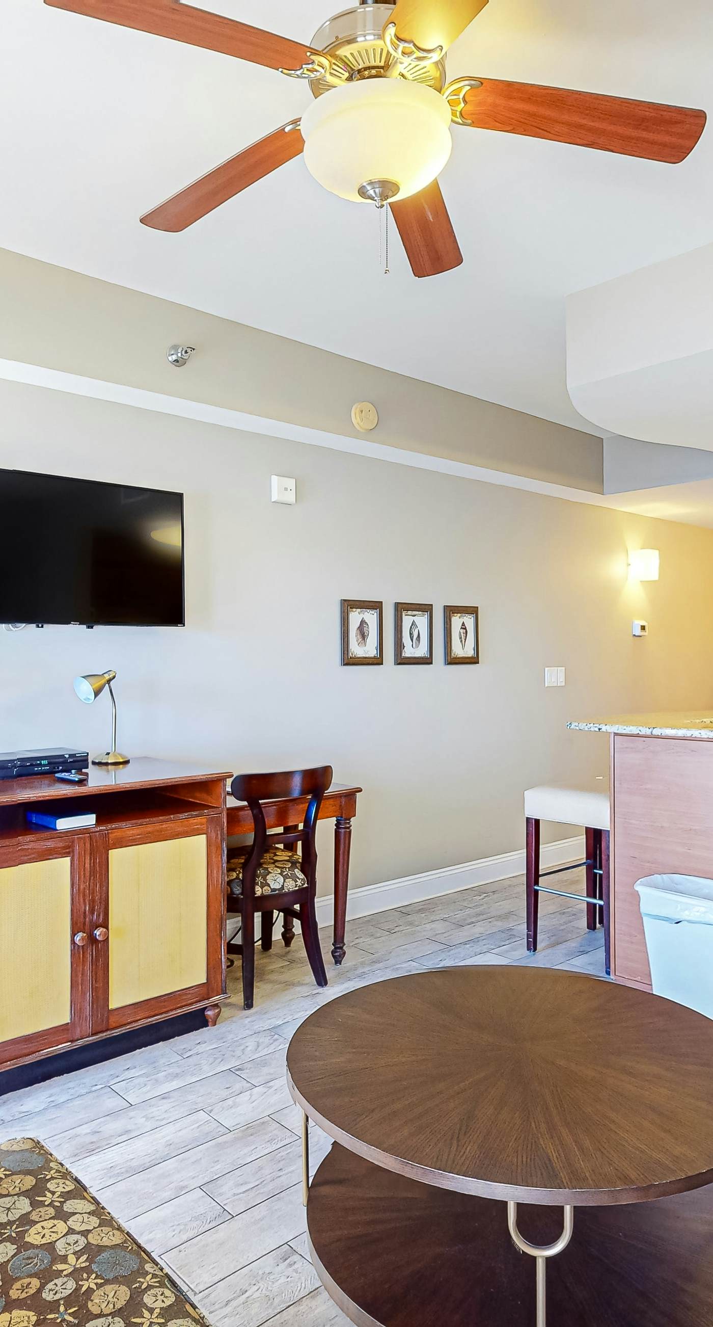 Gorgeous & cozy waterfront efficiency w/ shared pools, hot tubs, & beach access