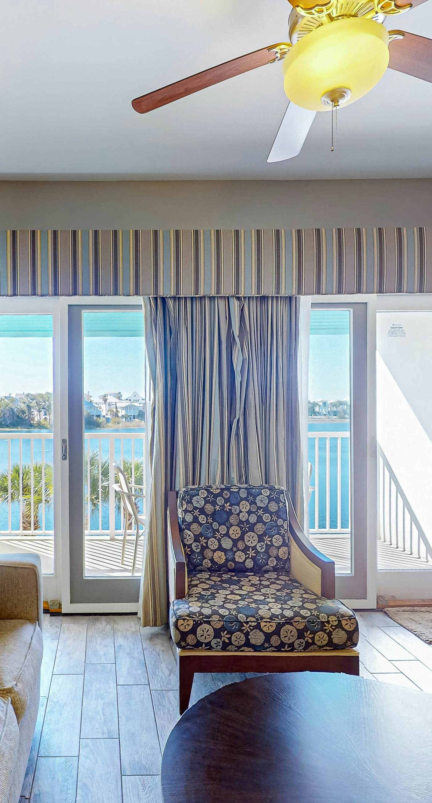 Gorgeous & cozy waterfront efficiency w/ shared pools, hot tubs, & beach access