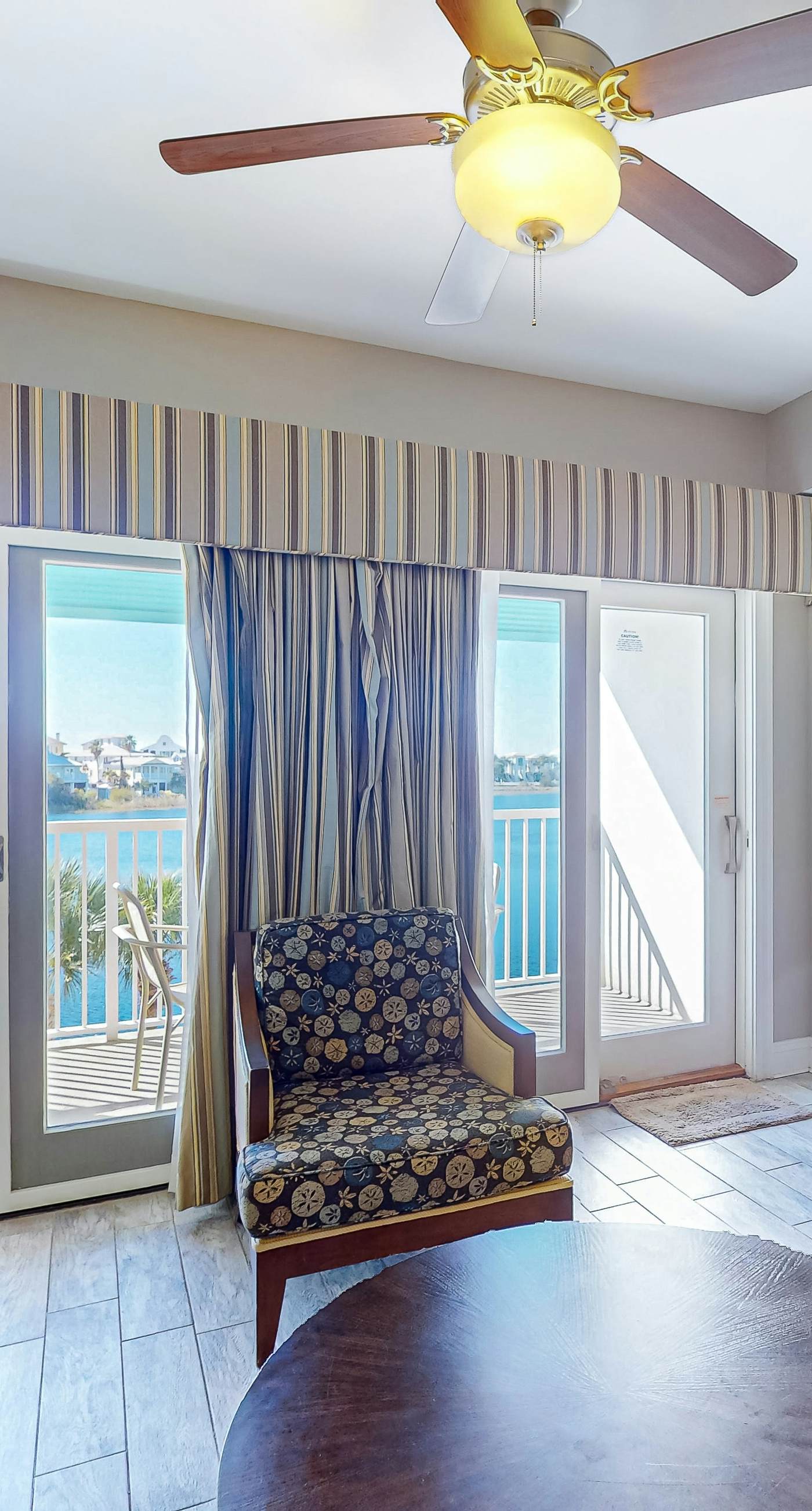 Gorgeous & cozy waterfront efficiency w/ shared pools, hot tubs, & beach access