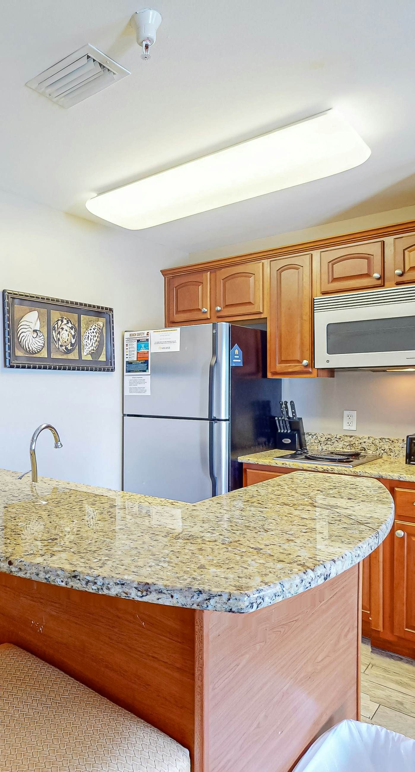 Gorgeous & cozy waterfront efficiency w/ shared pools, hot tubs, & beach access