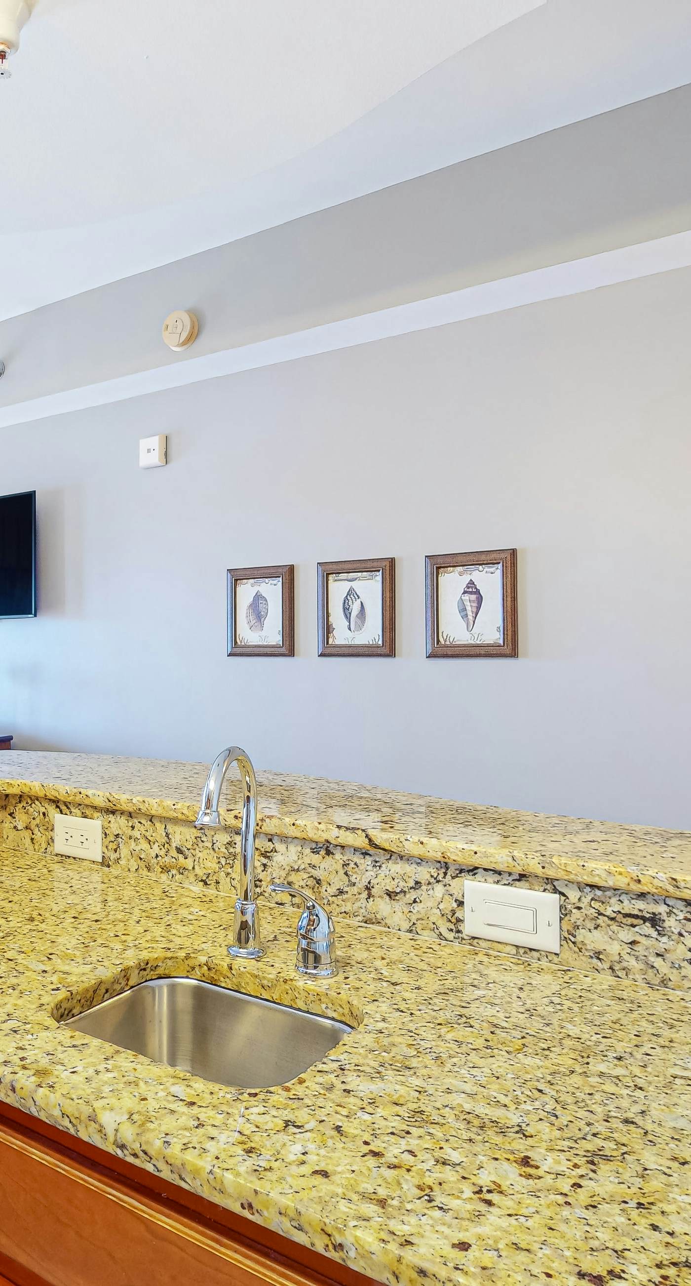 Gorgeous & cozy waterfront efficiency w/ shared pools, hot tubs, & beach access