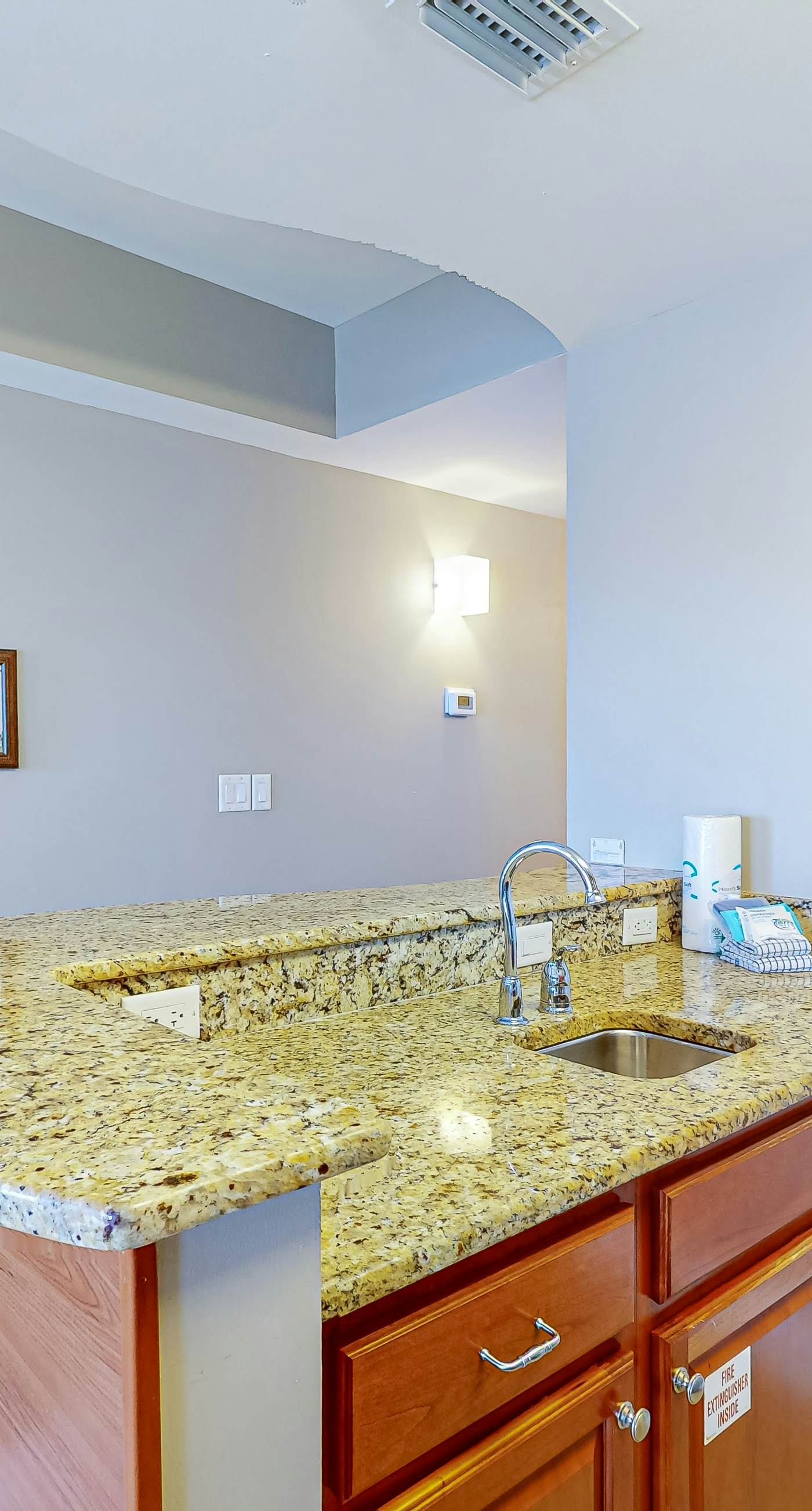 Gorgeous & cozy waterfront efficiency w/ shared pools, hot tubs, & beach access