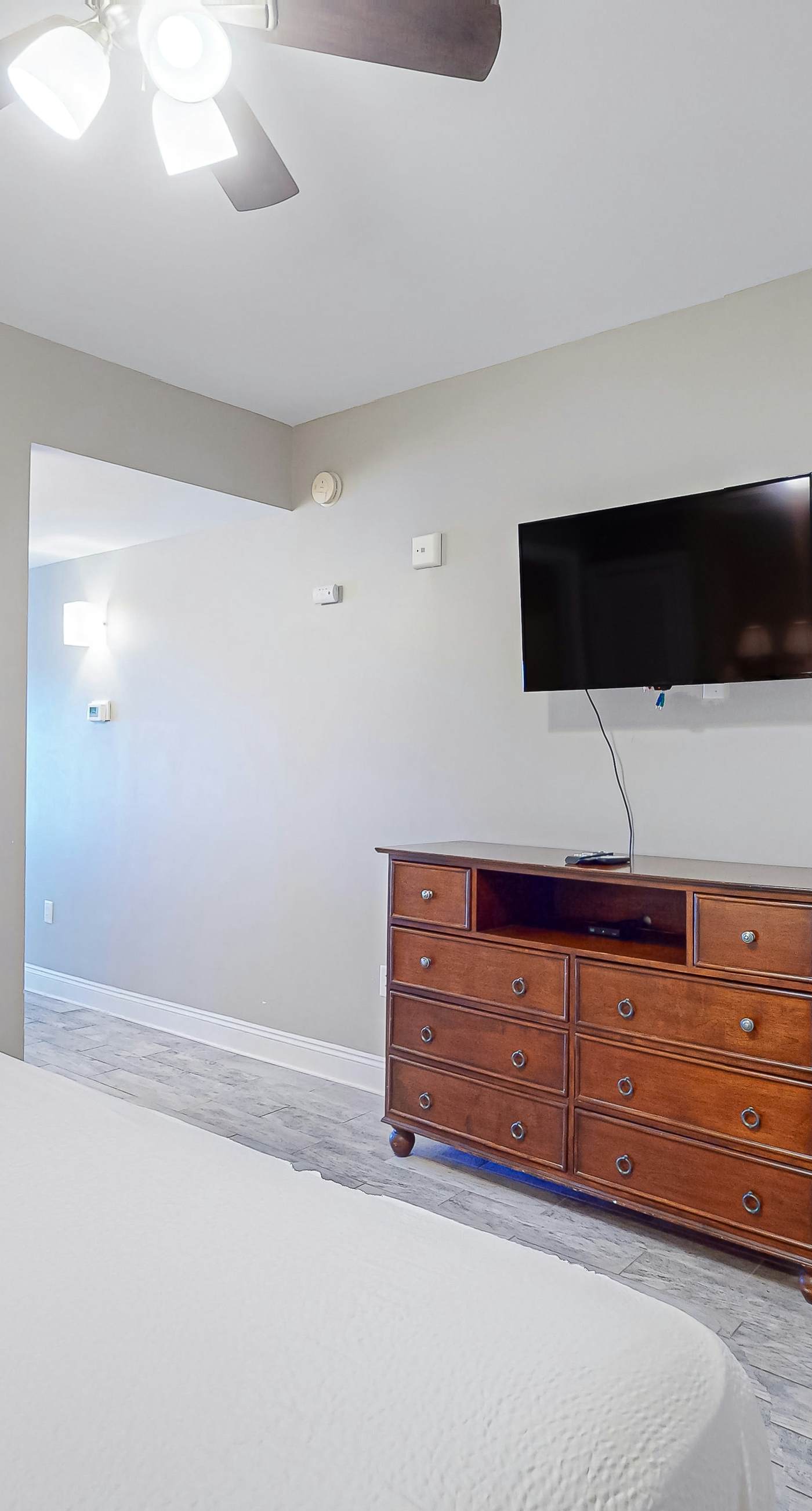 Gorgeous & cozy waterfront efficiency w/ shared pools, hot tubs, & beach access