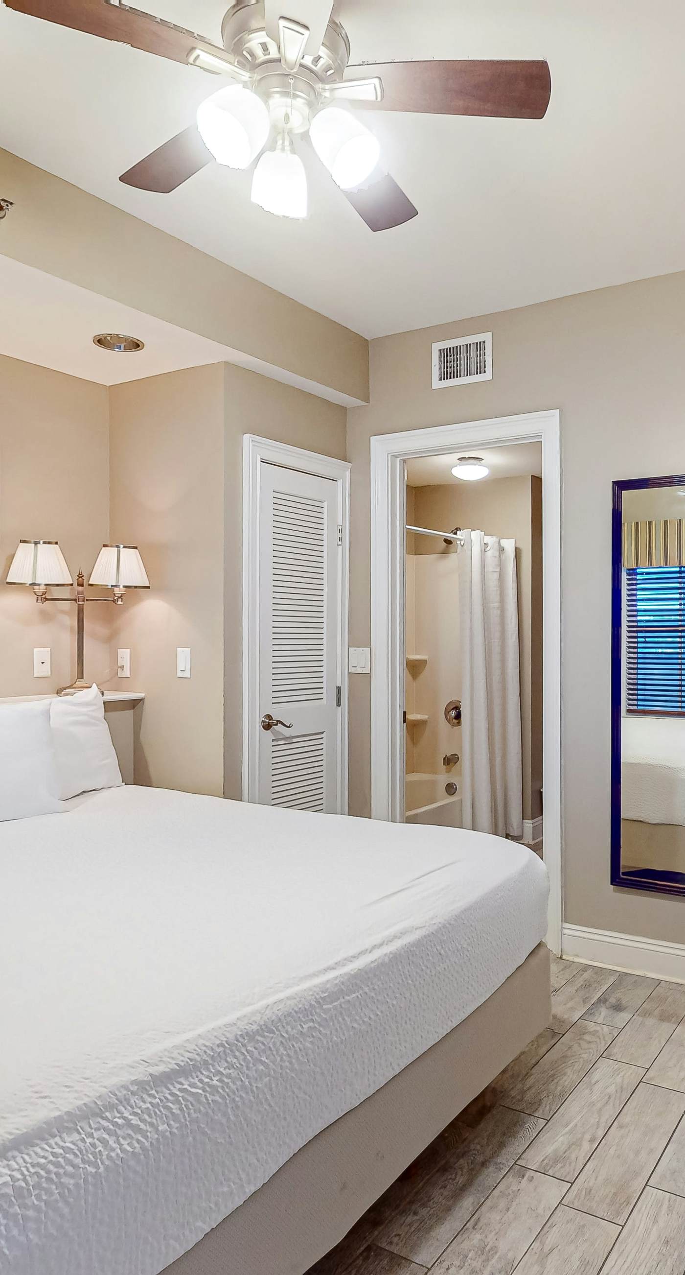 Gorgeous & cozy waterfront efficiency w/ shared pools, hot tubs, & beach access