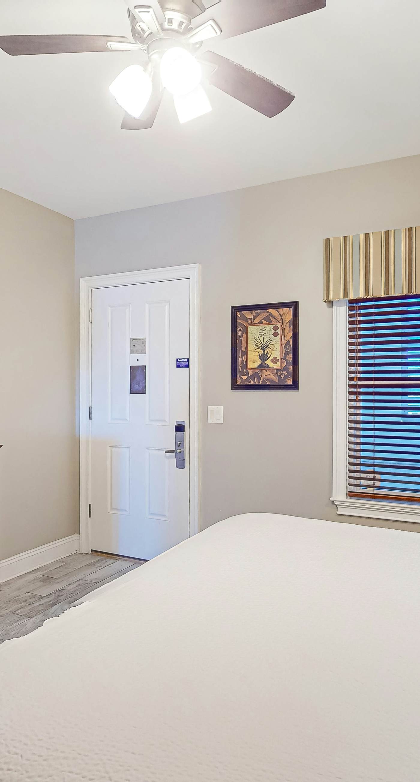 Gorgeous & cozy waterfront efficiency w/ shared pools, hot tubs, & beach access