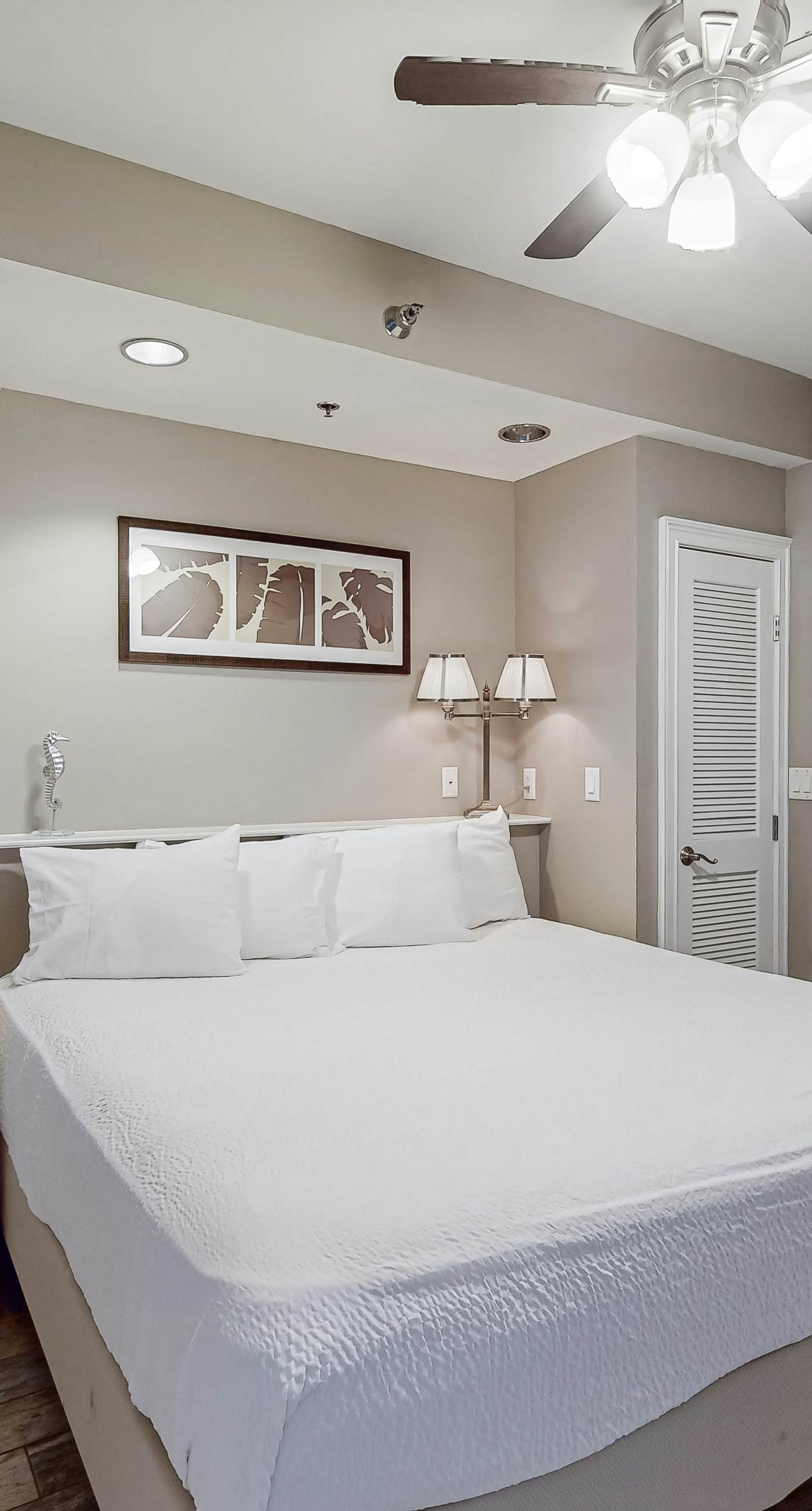 Gorgeous & cozy waterfront efficiency w/ shared pools, hot tubs, & beach access