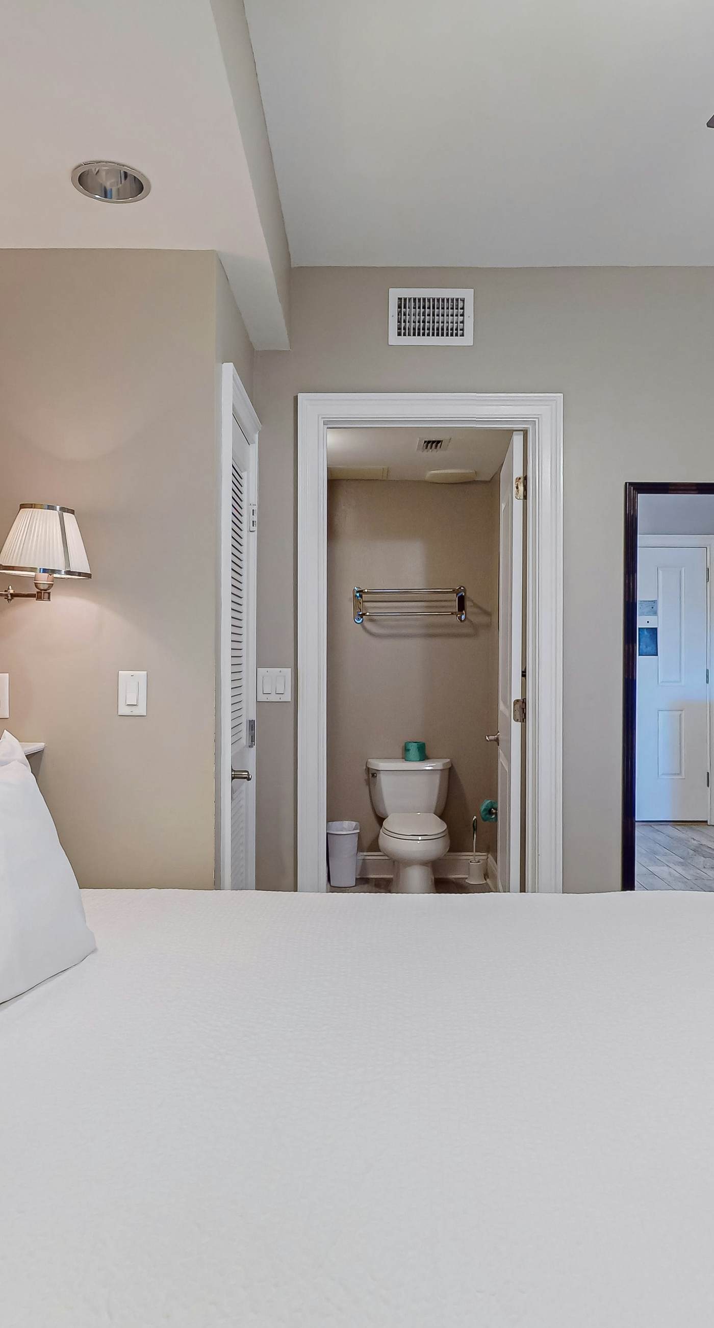 Gorgeous & cozy waterfront efficiency w/ shared pools, hot tubs, & beach access