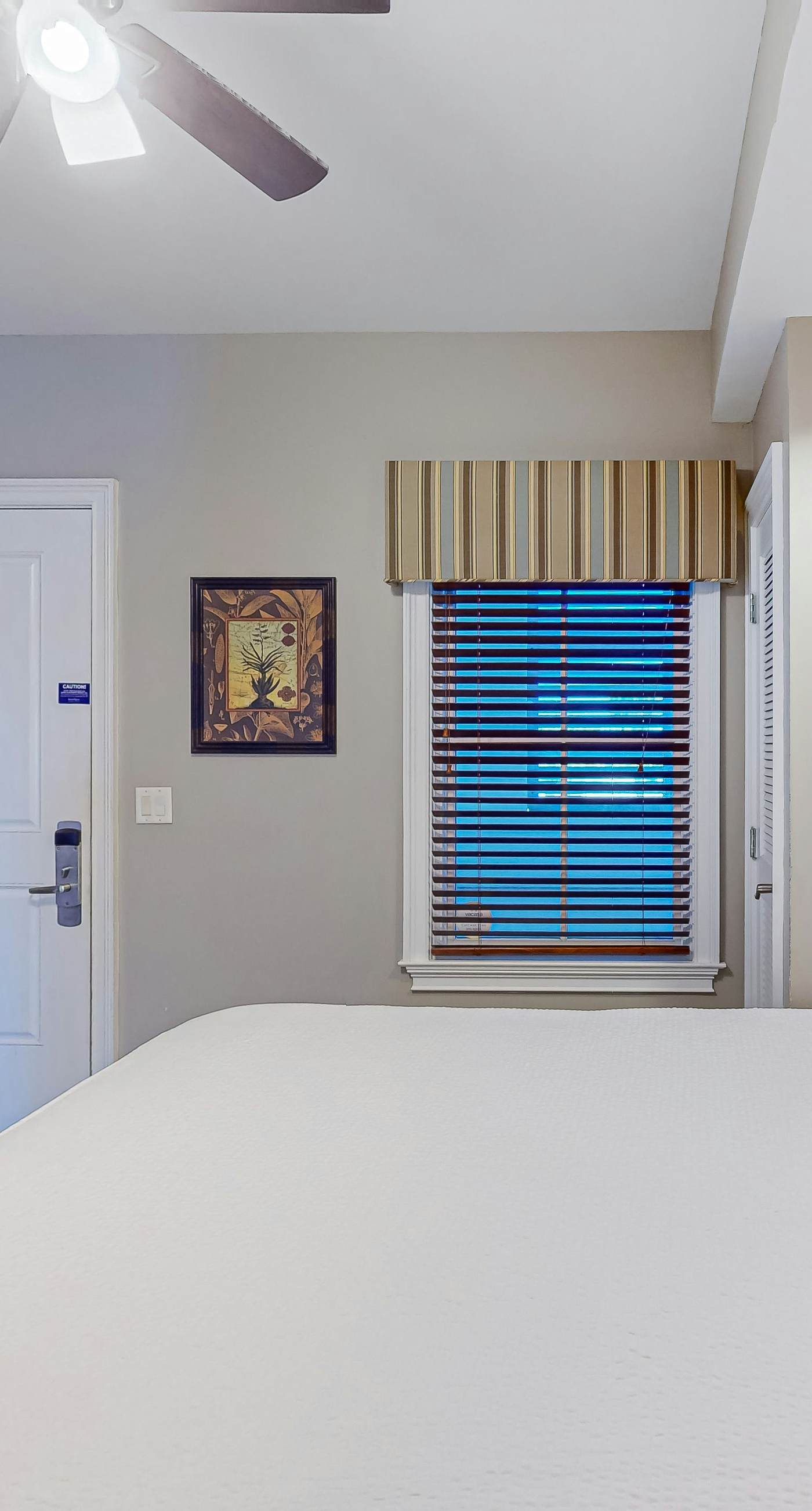 Gorgeous & cozy waterfront efficiency w/ shared pools, hot tubs, & beach access