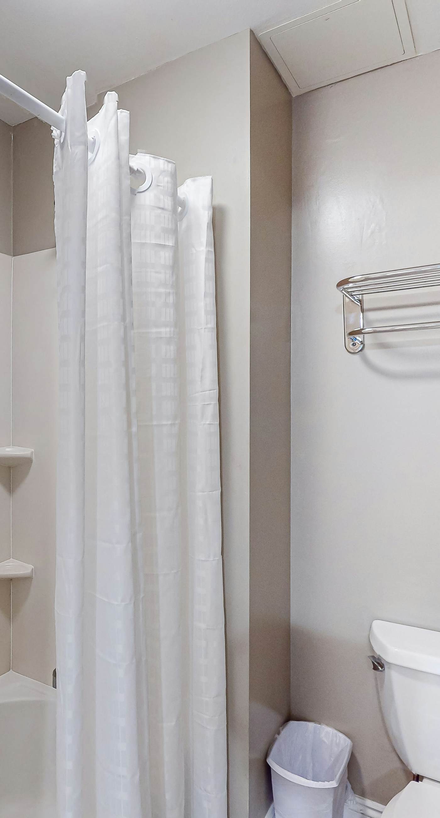 Gorgeous & cozy waterfront efficiency w/ shared pools, hot tubs, & beach access