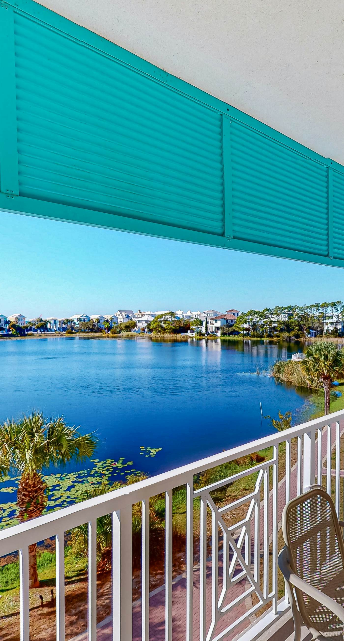Gorgeous & cozy waterfront efficiency w/ shared pools, hot tubs, & beach access