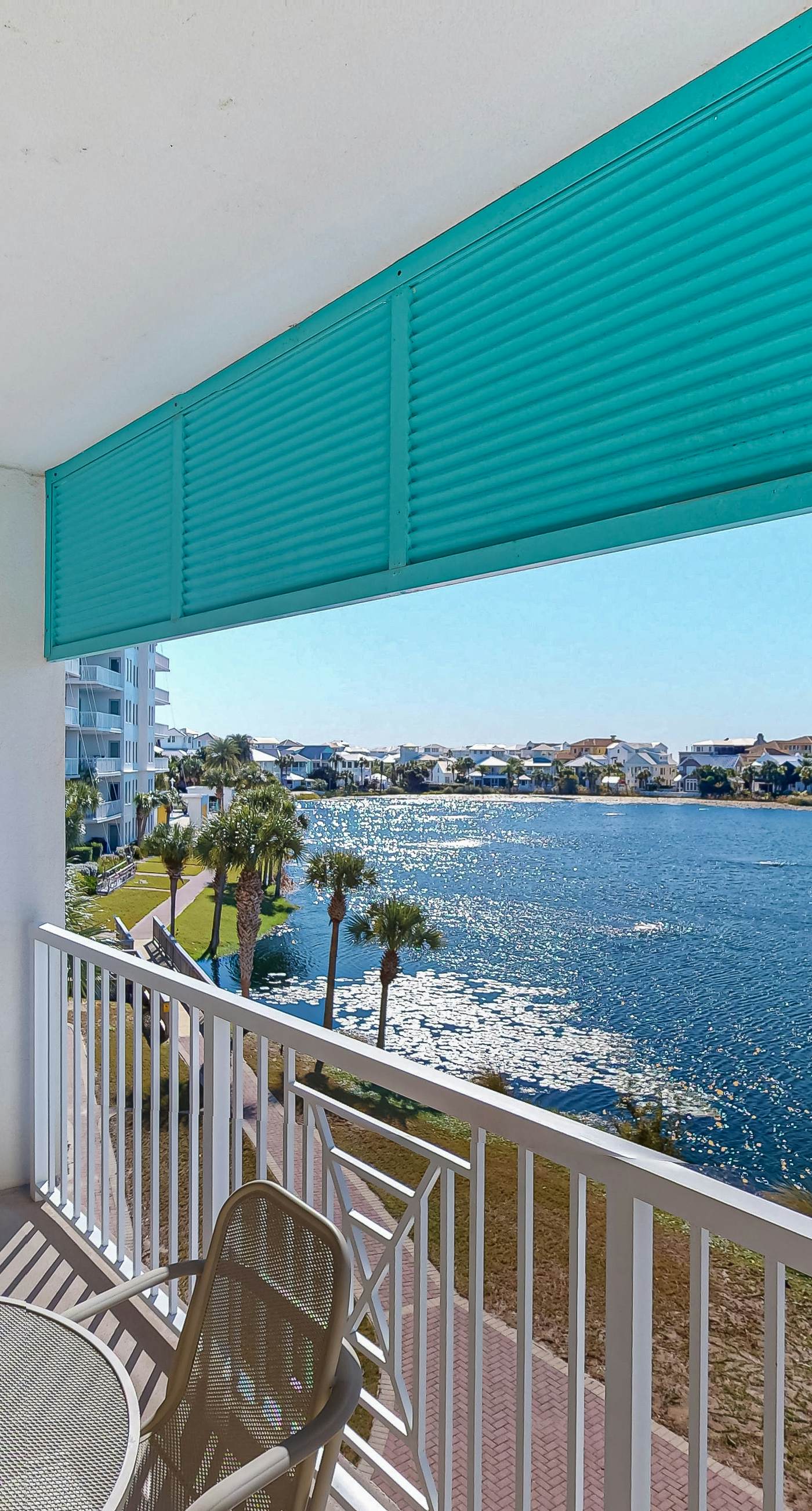 Gorgeous & cozy waterfront efficiency w/ shared pools, hot tubs, & beach access