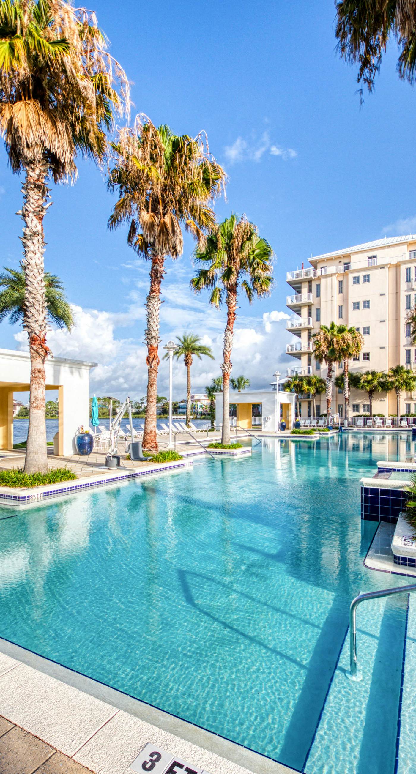 Gorgeous & cozy waterfront efficiency w/ shared pools, hot tubs, & beach access