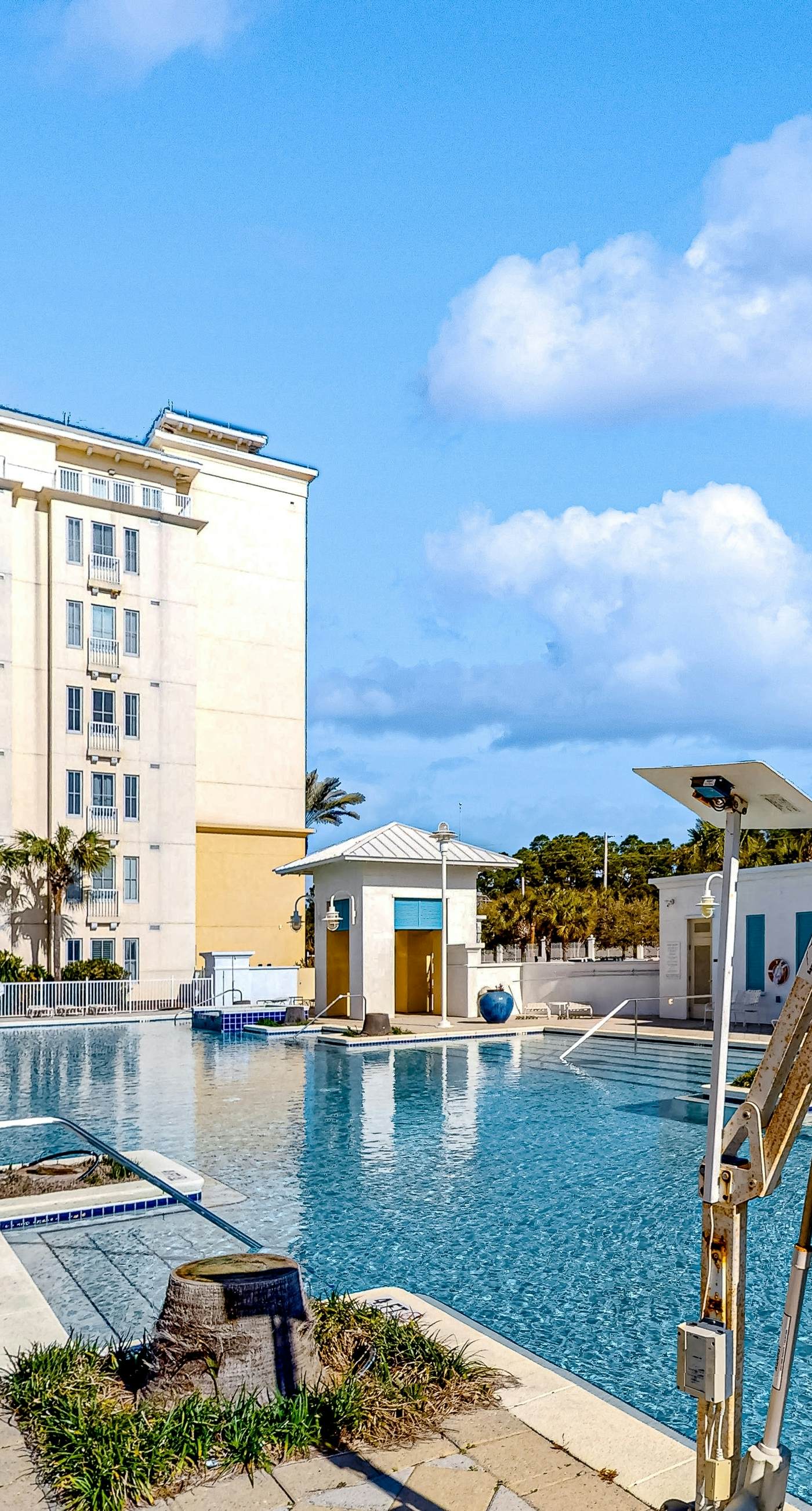 Gorgeous & cozy waterfront efficiency w/ shared pools, hot tubs, & beach access