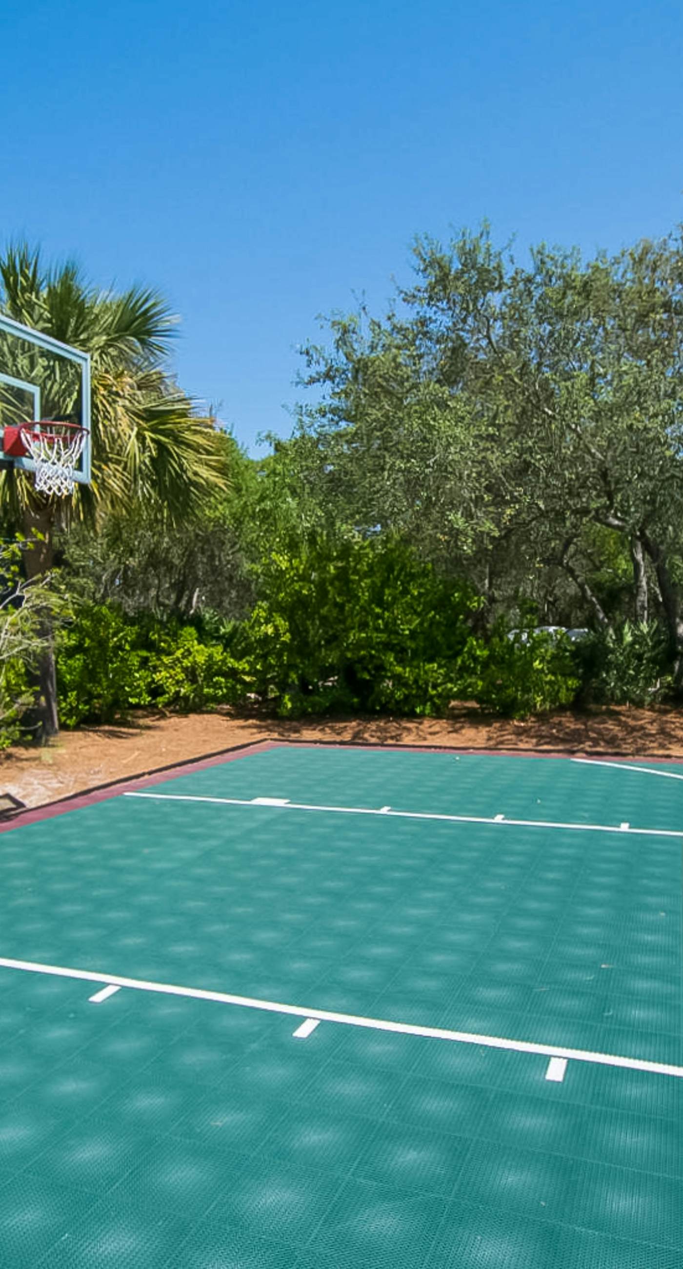 Gorgeous & cozy waterfront efficiency w/ shared pools, hot tubs, & beach access