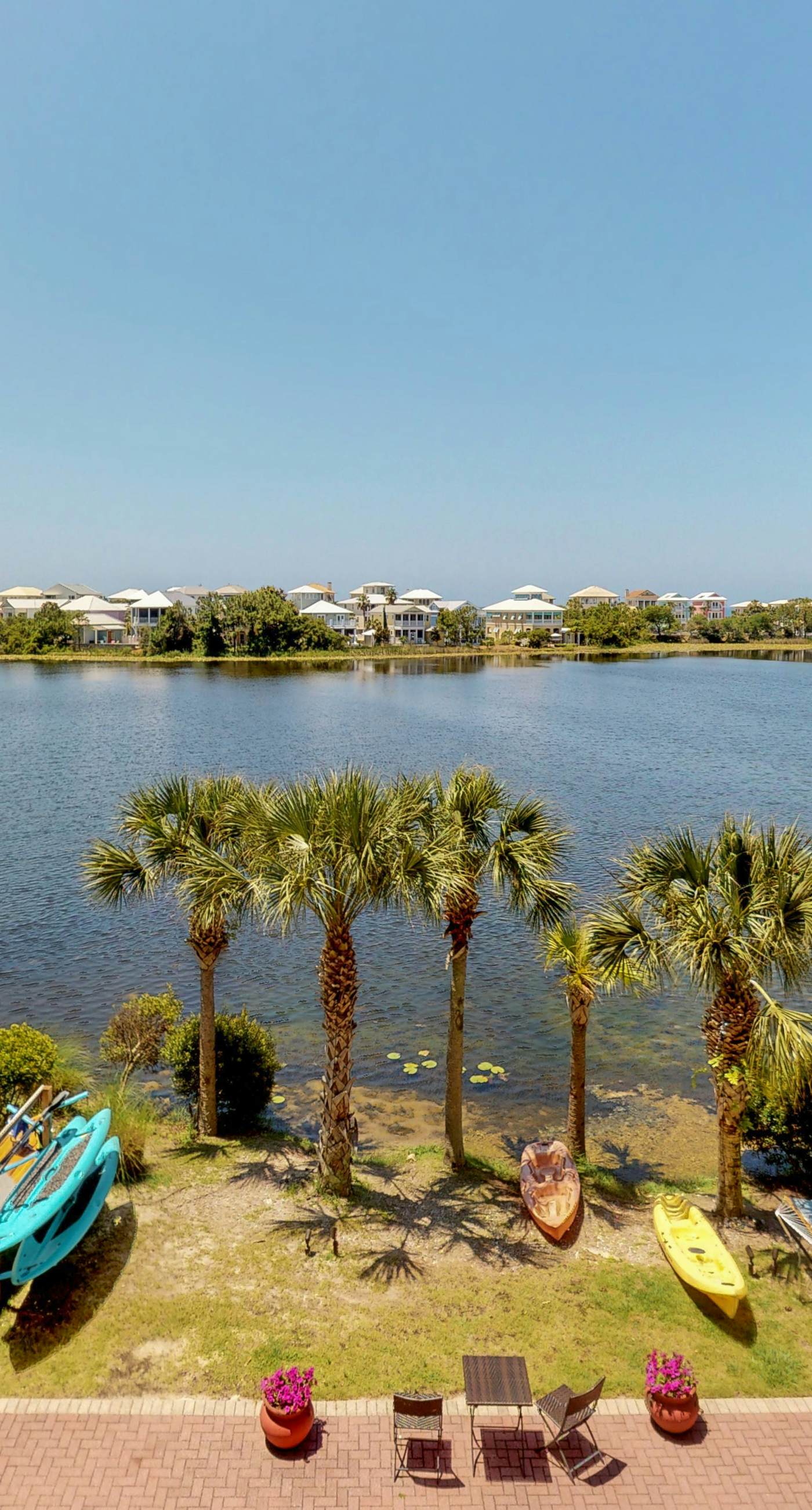 Gorgeous & cozy waterfront efficiency w/ shared pools, hot tubs, & beach access