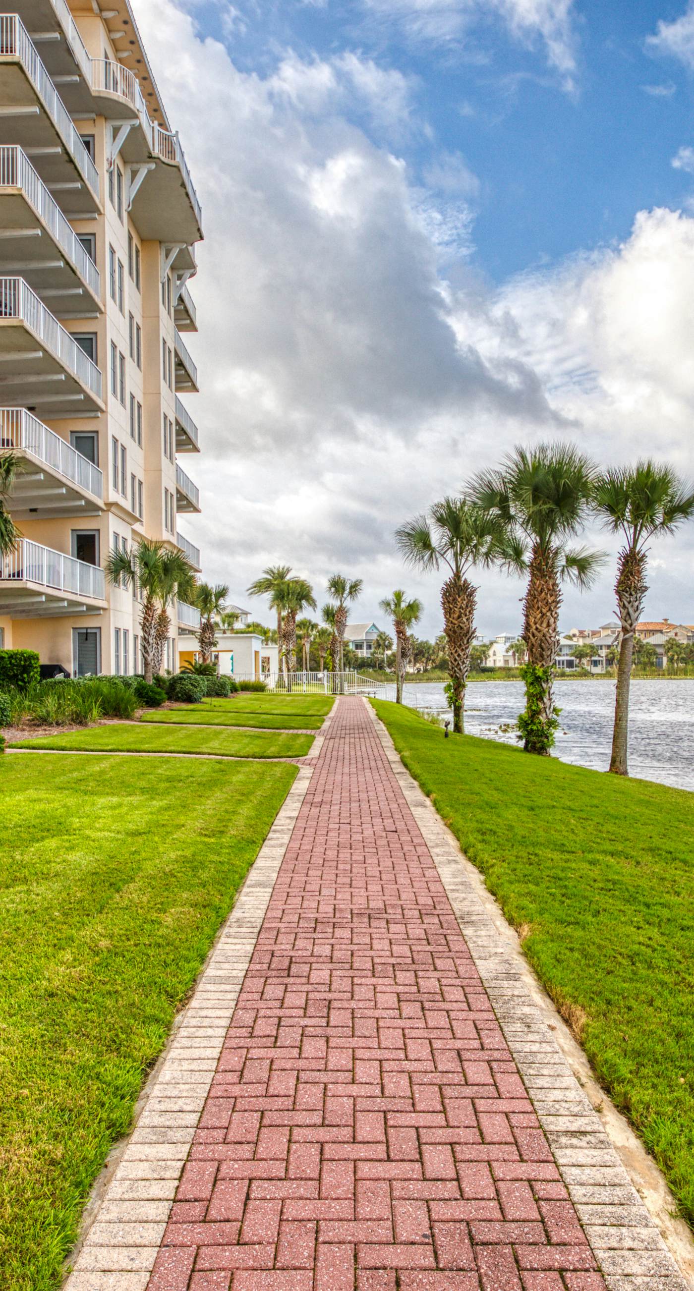 Gorgeous & cozy waterfront efficiency w/ shared pools, hot tubs, & beach access