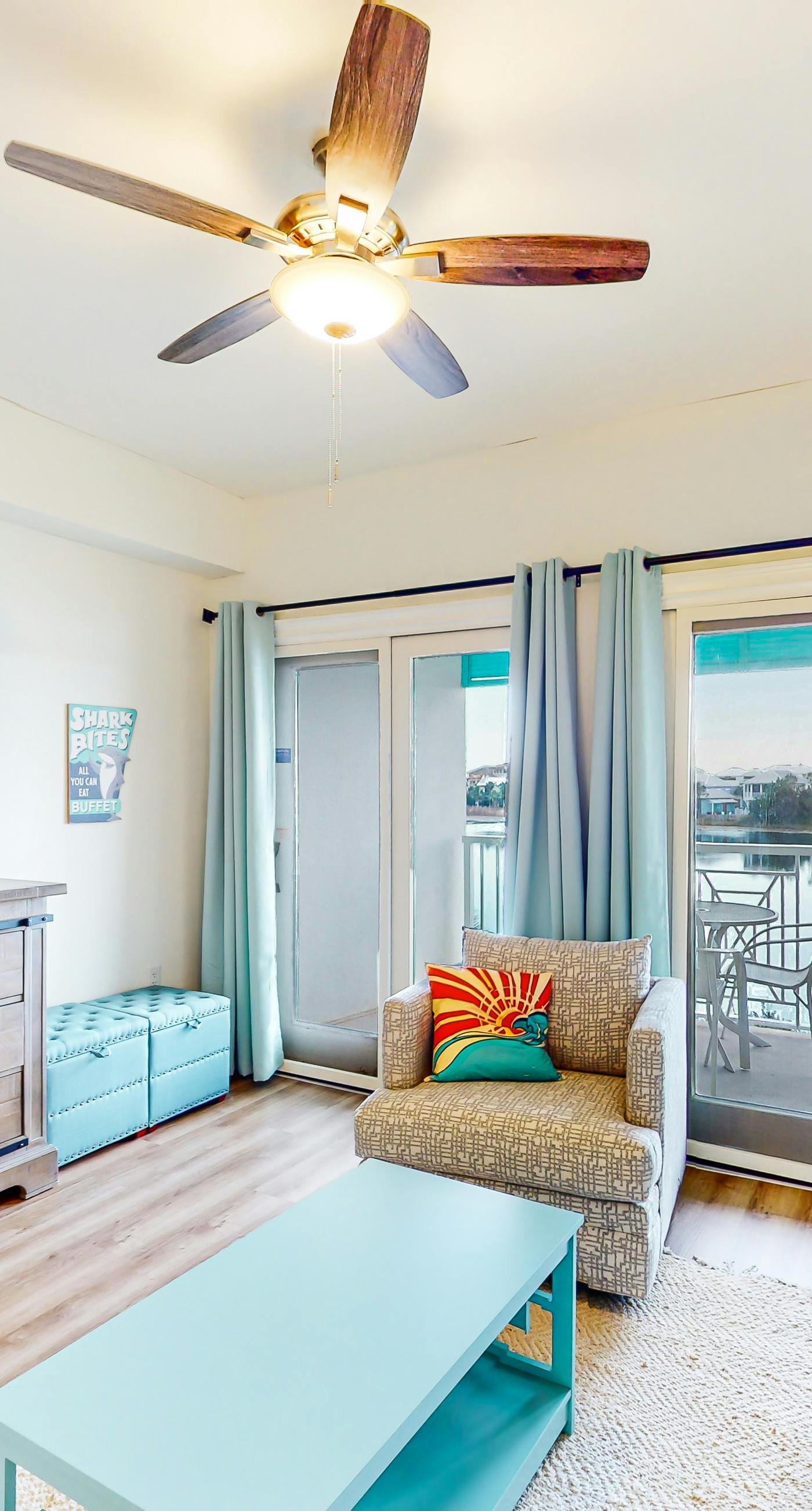 Classy condo with lake view, pools, hot tubs & seasonal beach service